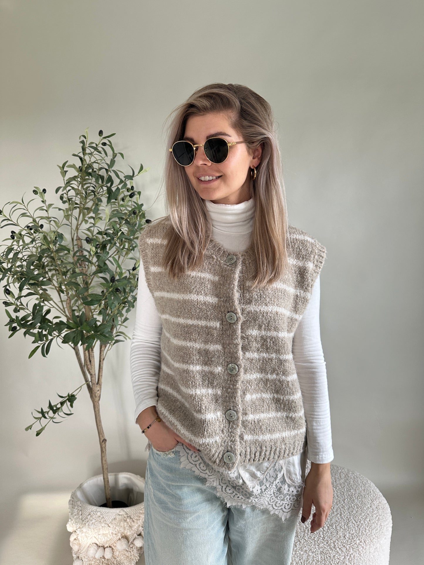 strickjacke mit streifen in beige/ wollweiß (ärmellos)