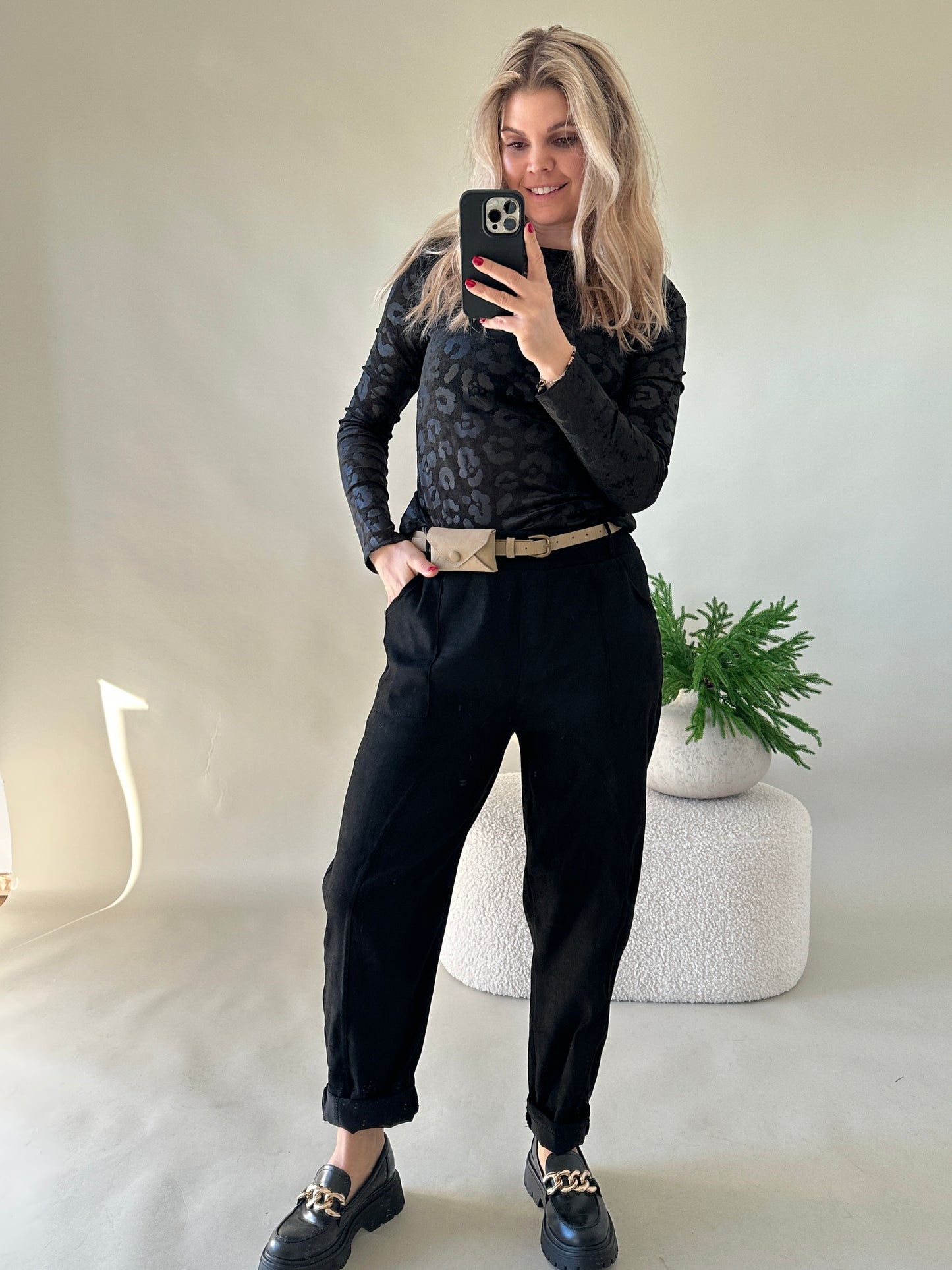 shirt in schwarz mit leo-muster