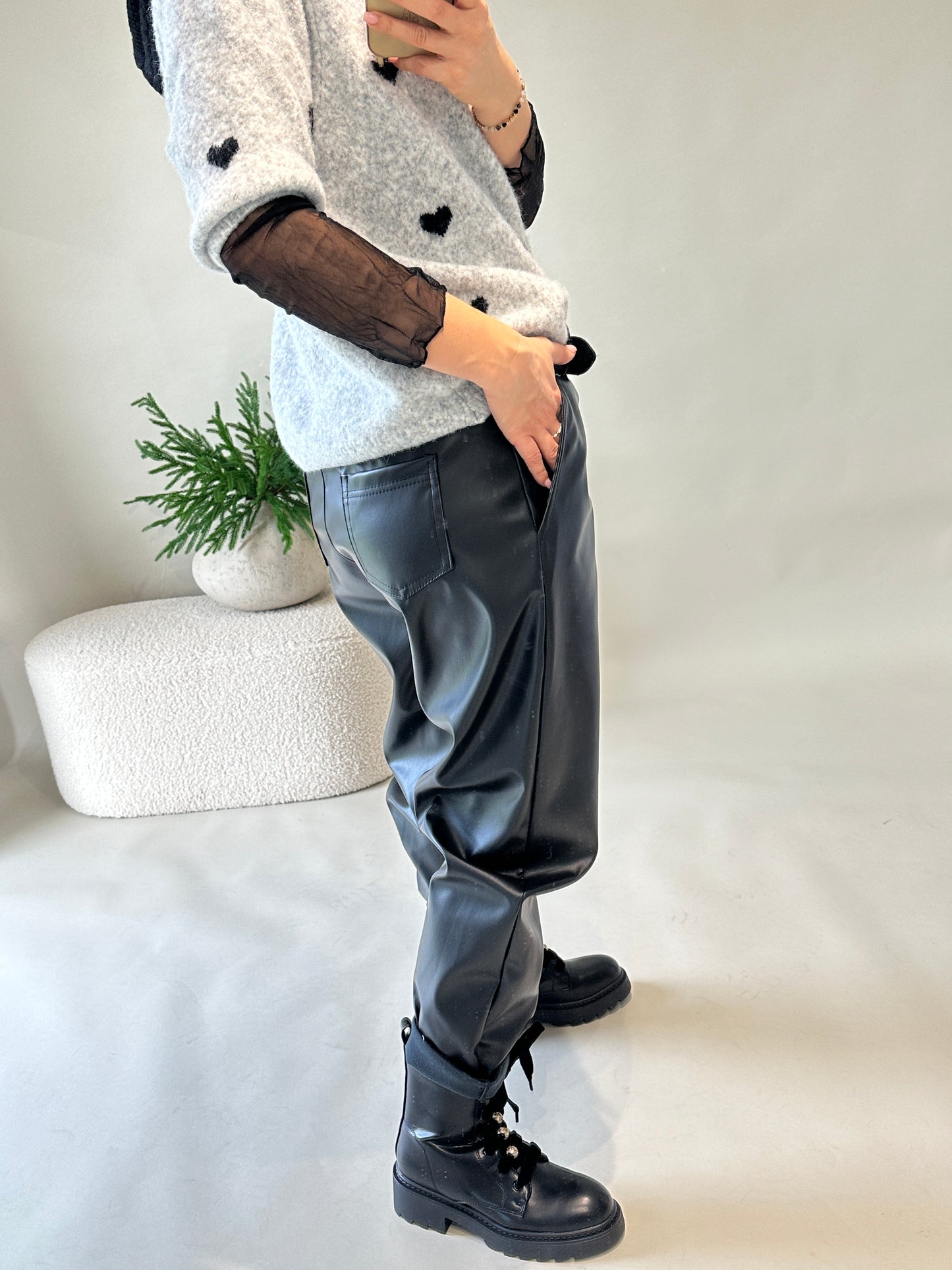 hose in schwarz leder-optik mit gürtel