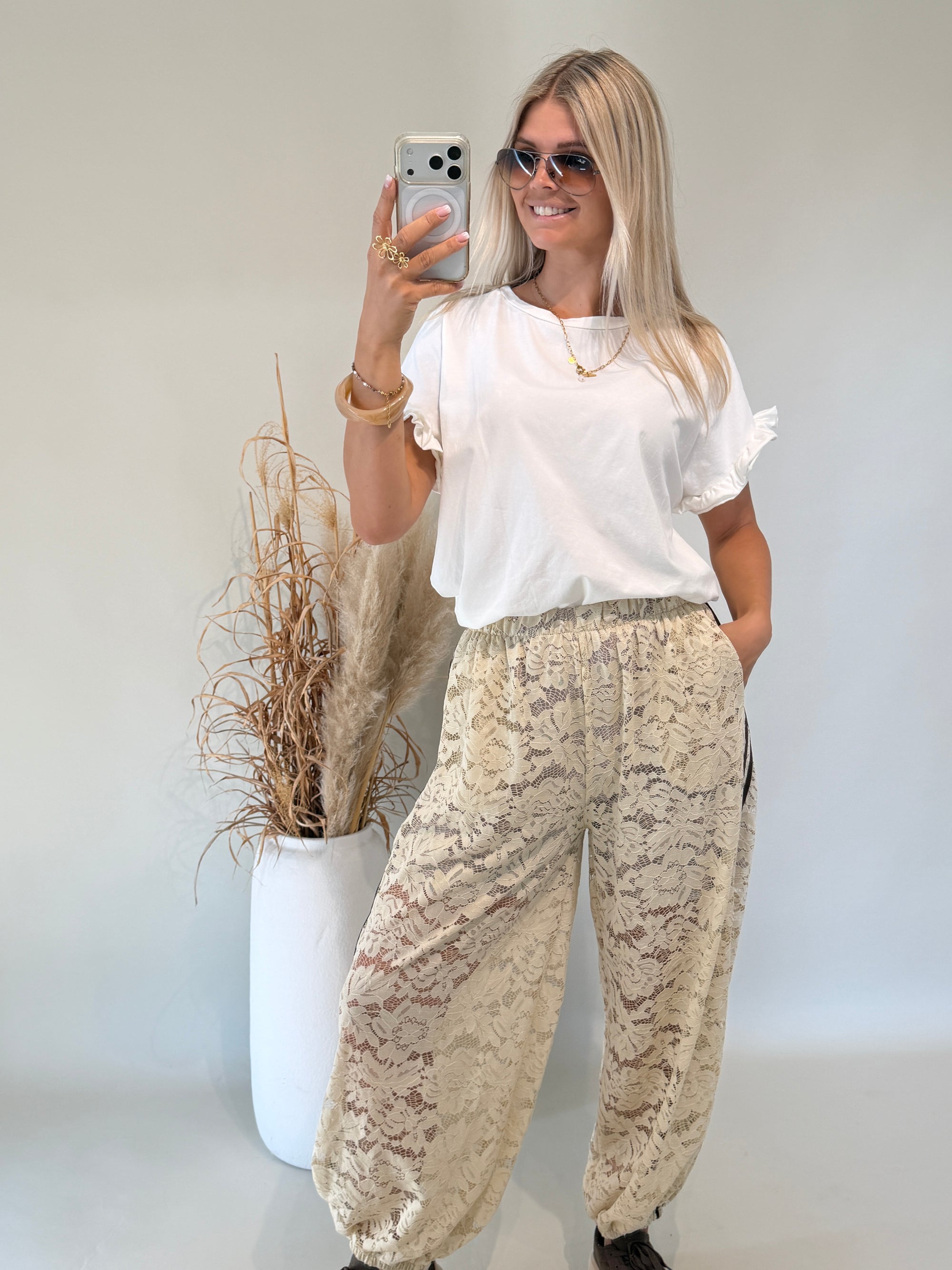 T-Shirt mit Rüschenarm in Wollweiß