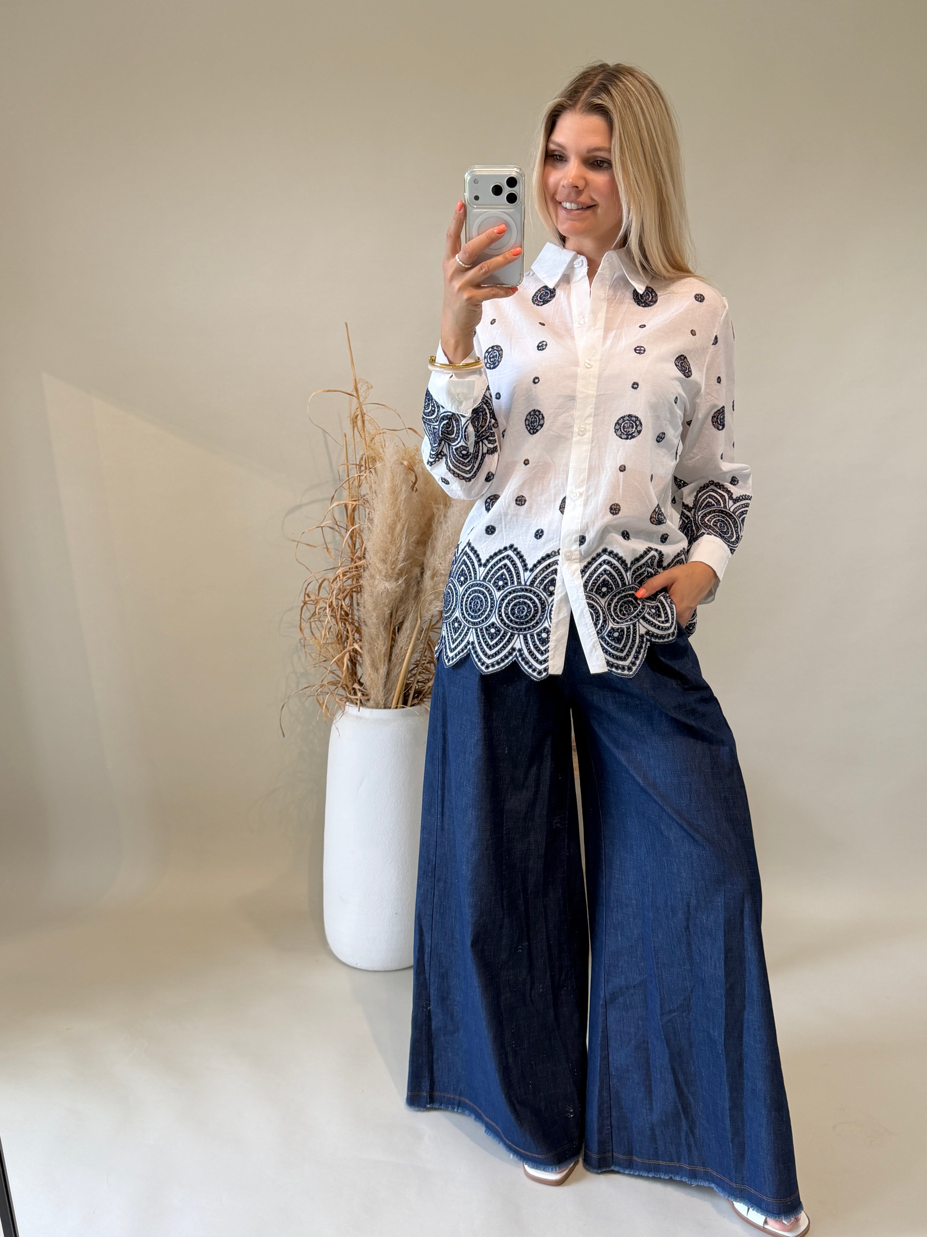 Bluse in Weiß mit Spitze in Dunkelblau