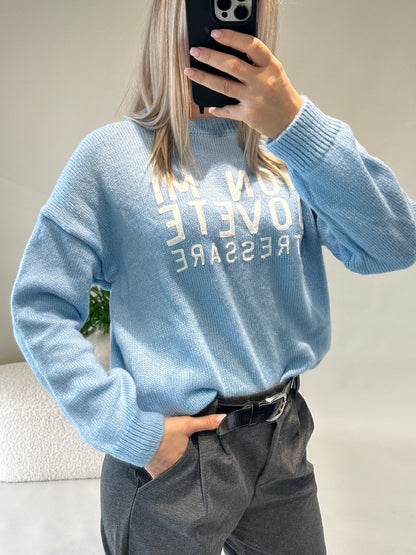 Pullover in Hellblau mit Wollweißer Aufschrift ( NON MI DOVETE )