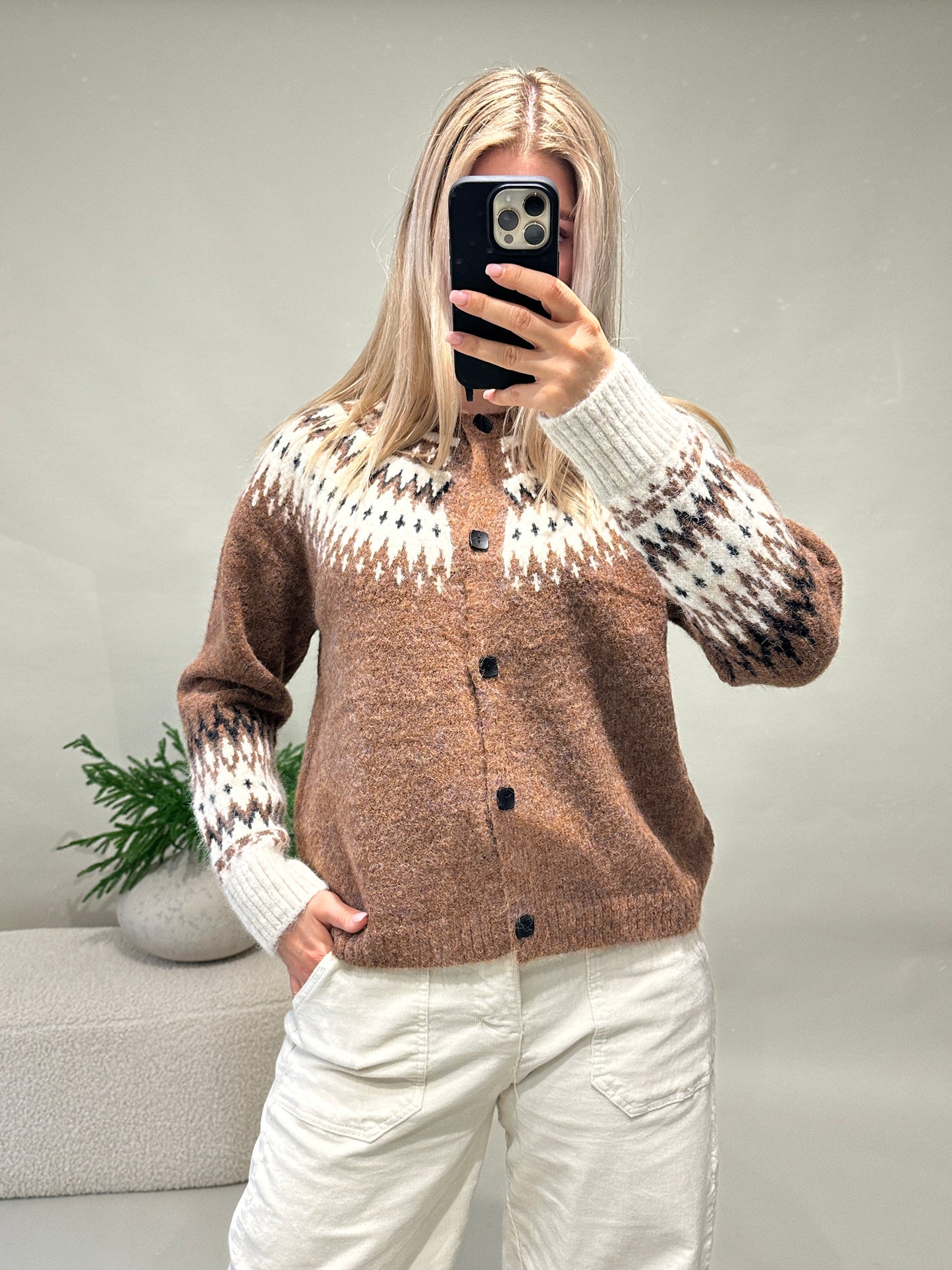 strickjacke in zimt/wollweiß/schwarz