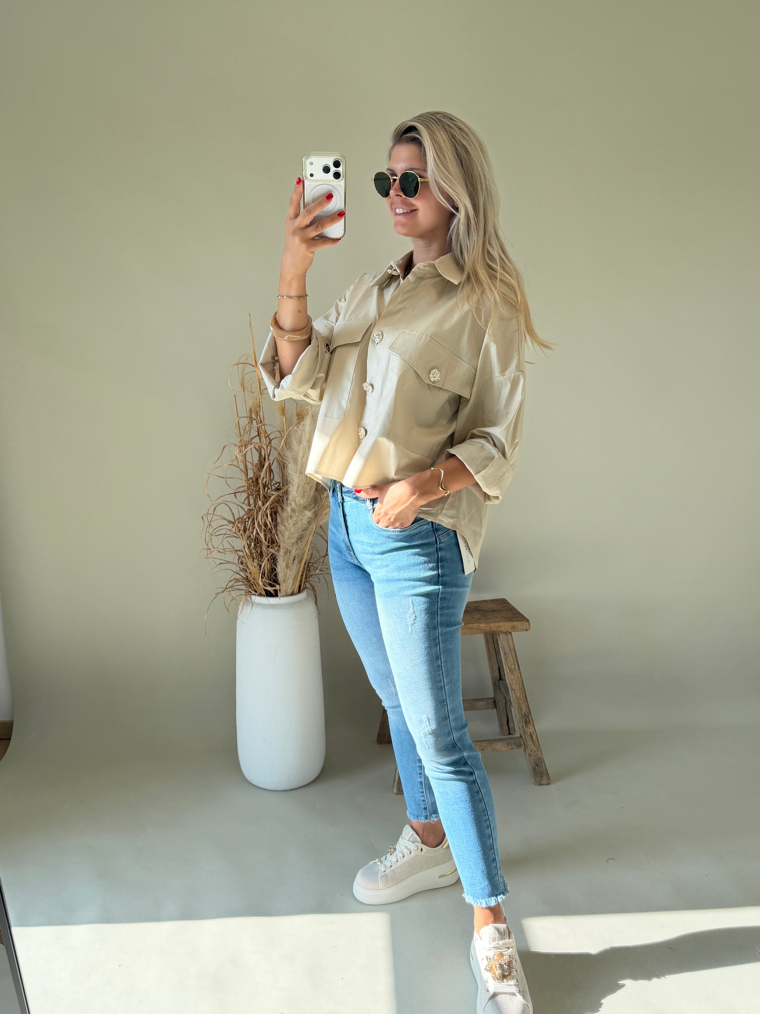 Bluse in Beige mit Brusttasche und Goldenen Knöpfen