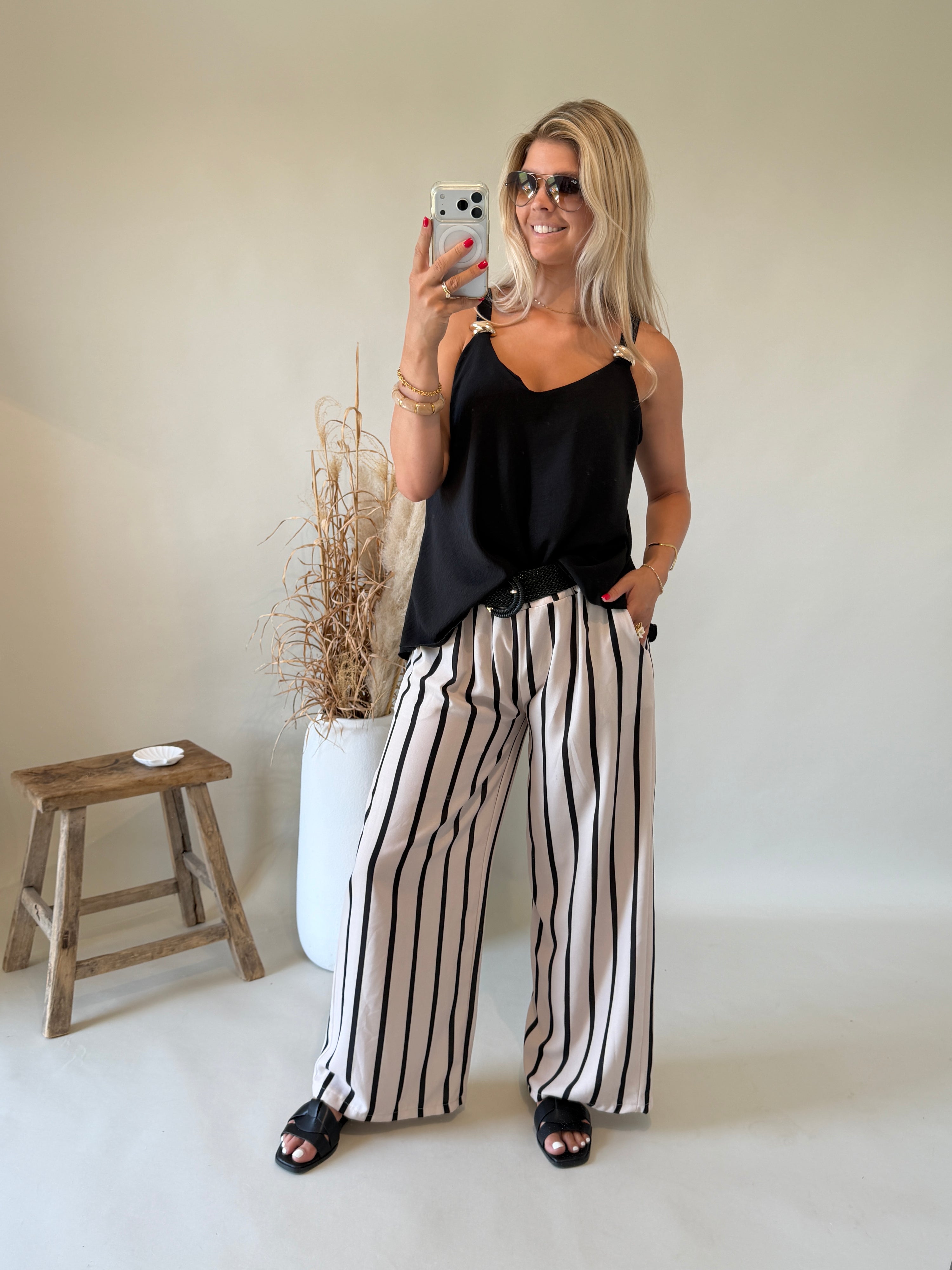 Top in Schwarz mit goldener Spange