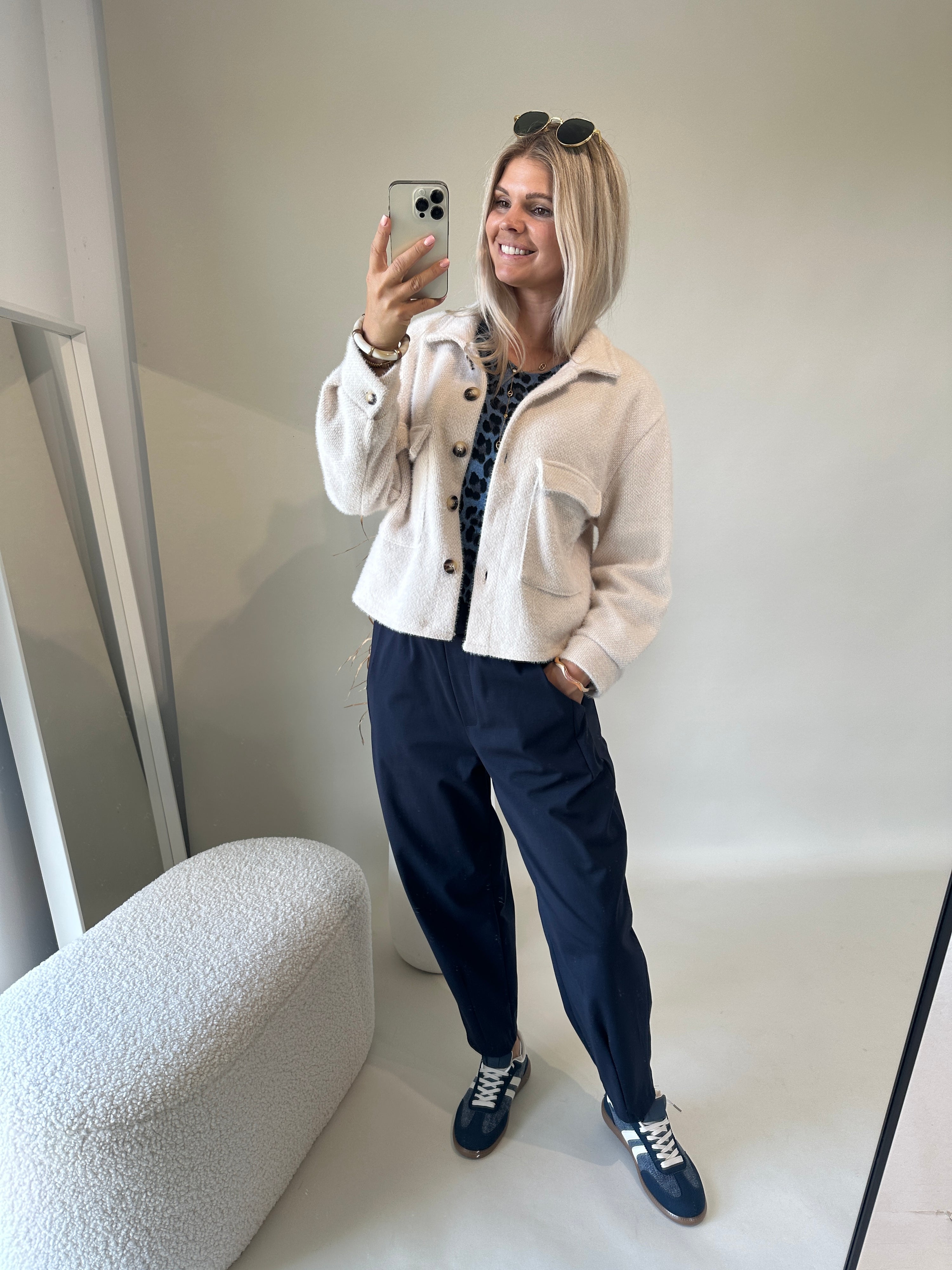 Jacke in Sand mit großen Taschen vorne