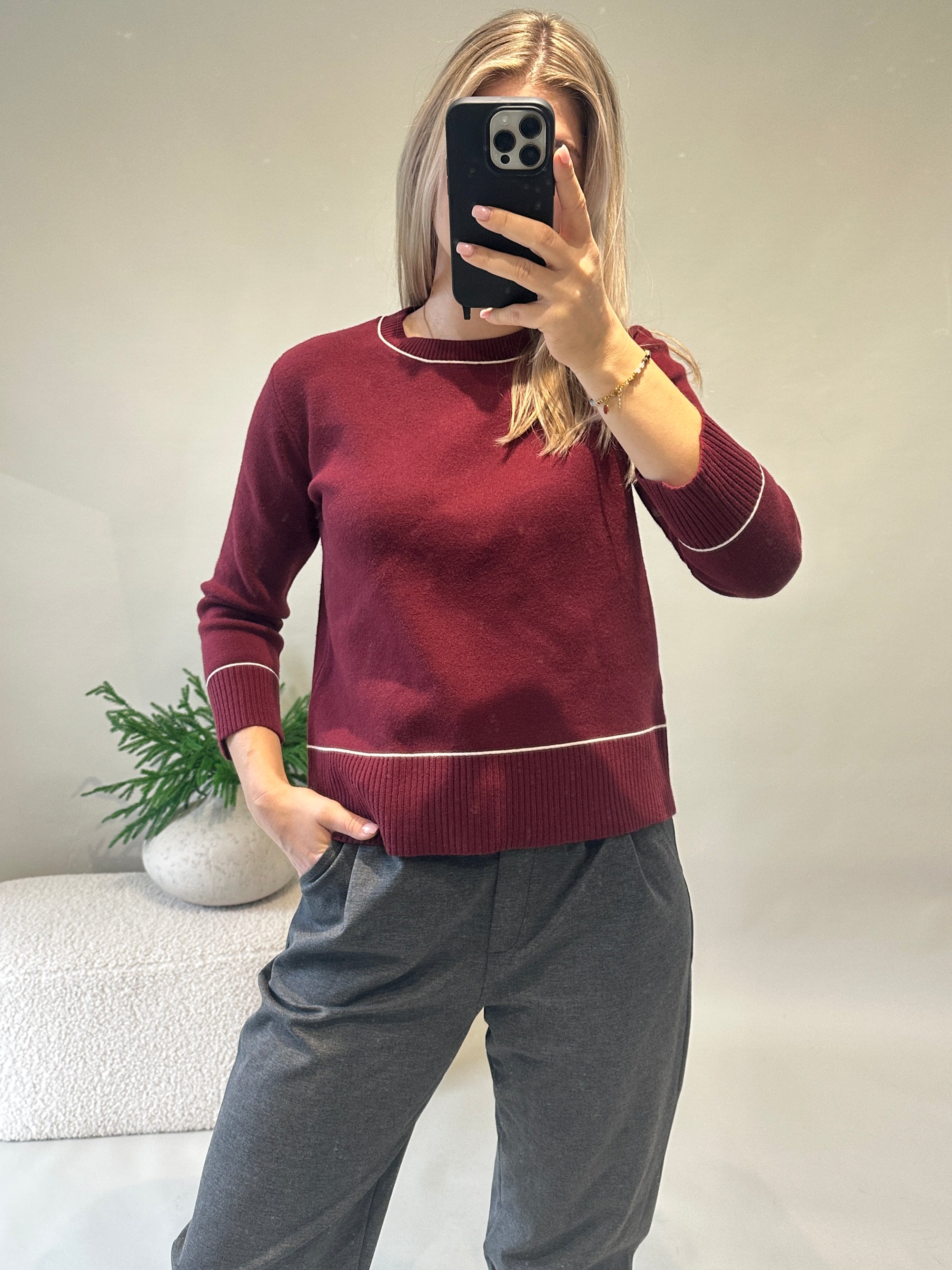 Pullover in Burgundy mit Wollweißen Streifen an Kragen und Bund