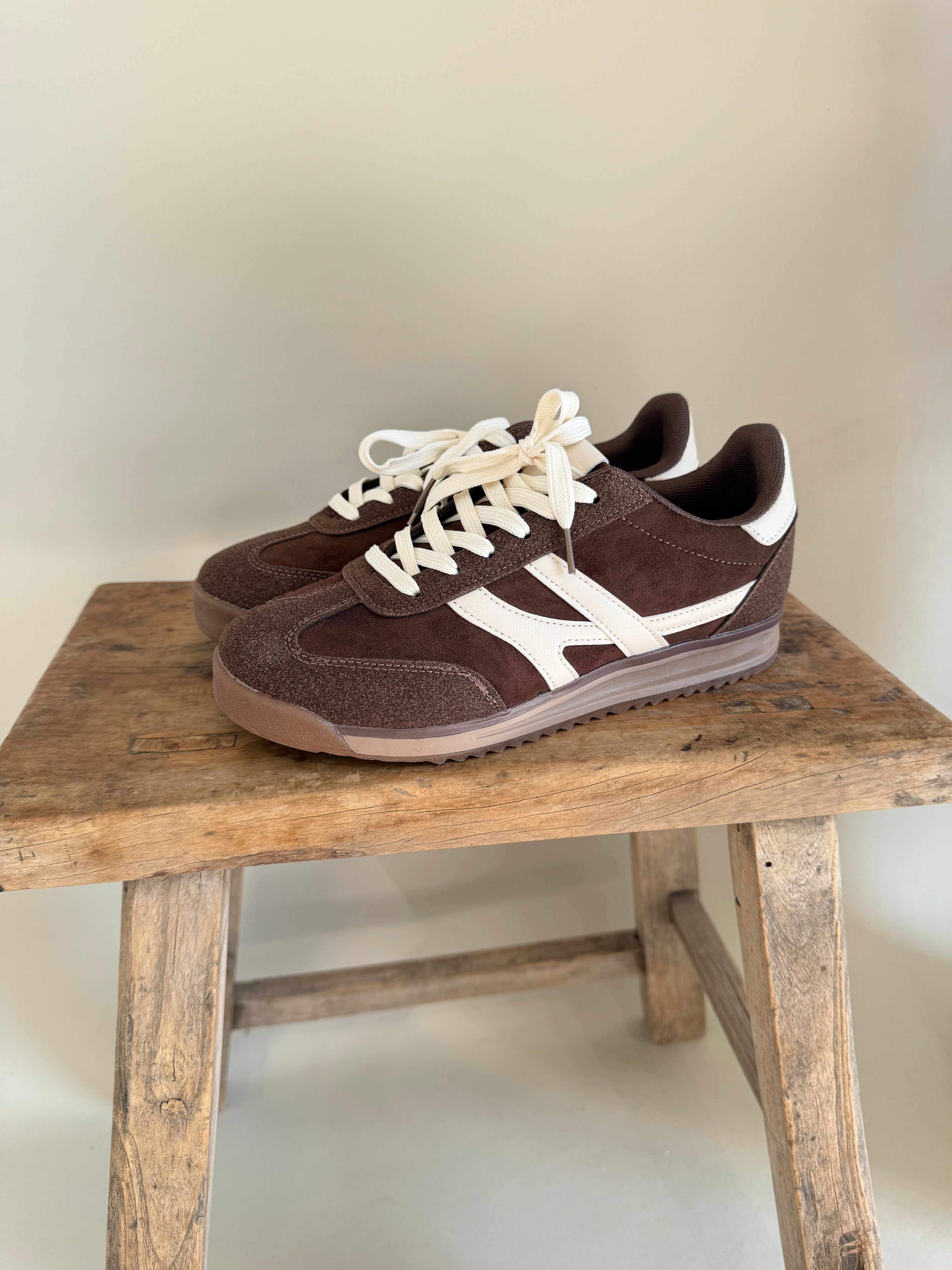 Sneaker in Schokobraun mit Wollweiß