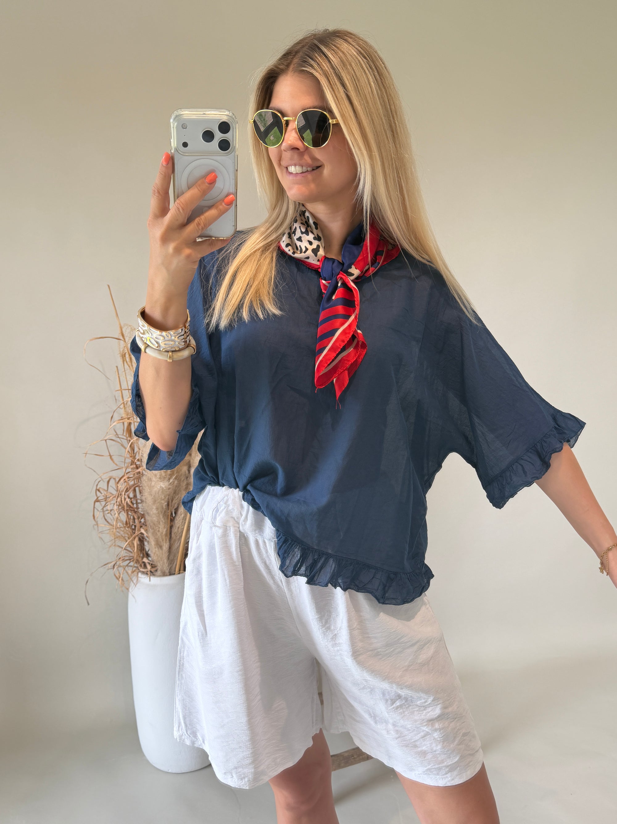 Bluse in Dunkelblau mit Rüschen am Arm / Bund