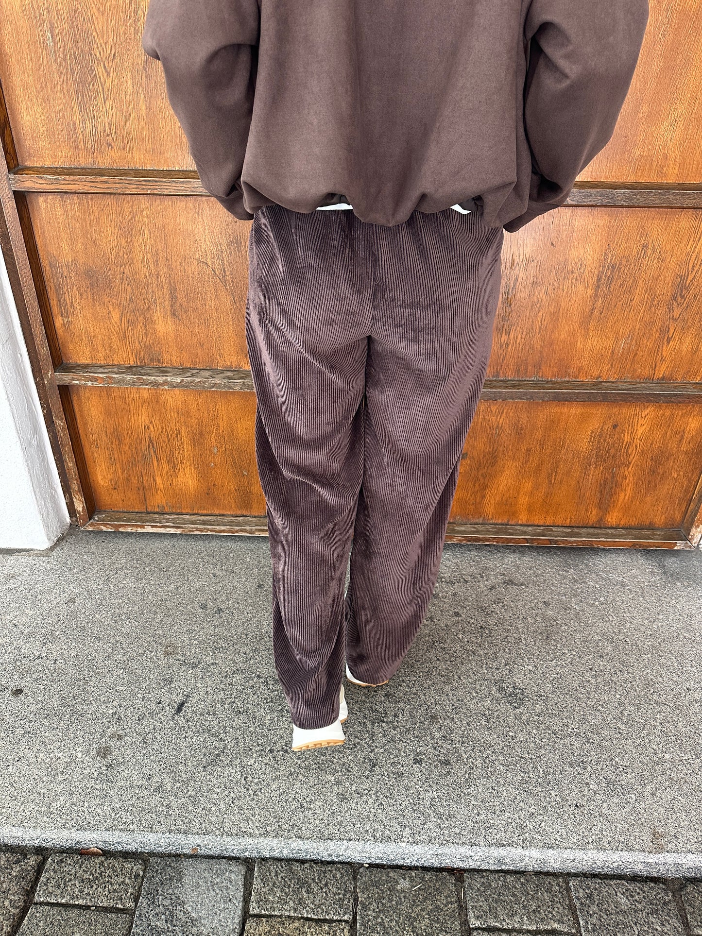 cordhose in schokobraun mit weitem bein
