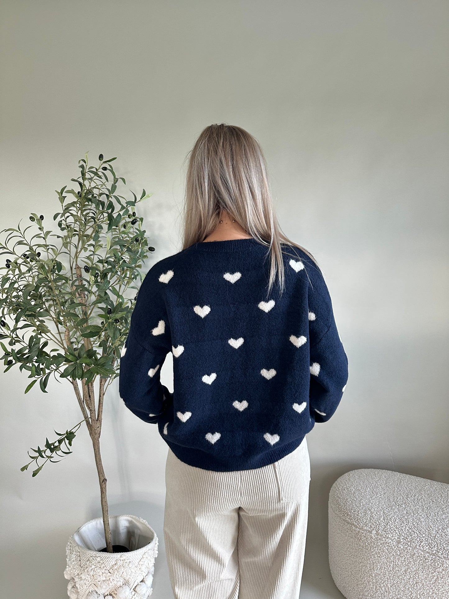 pullover in dunkelblau mit herzen in wollweiß