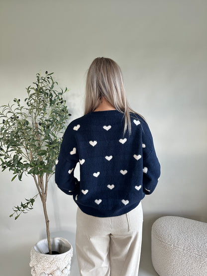 Pullover in Dunkelblau mit Herzen in Wollweiß