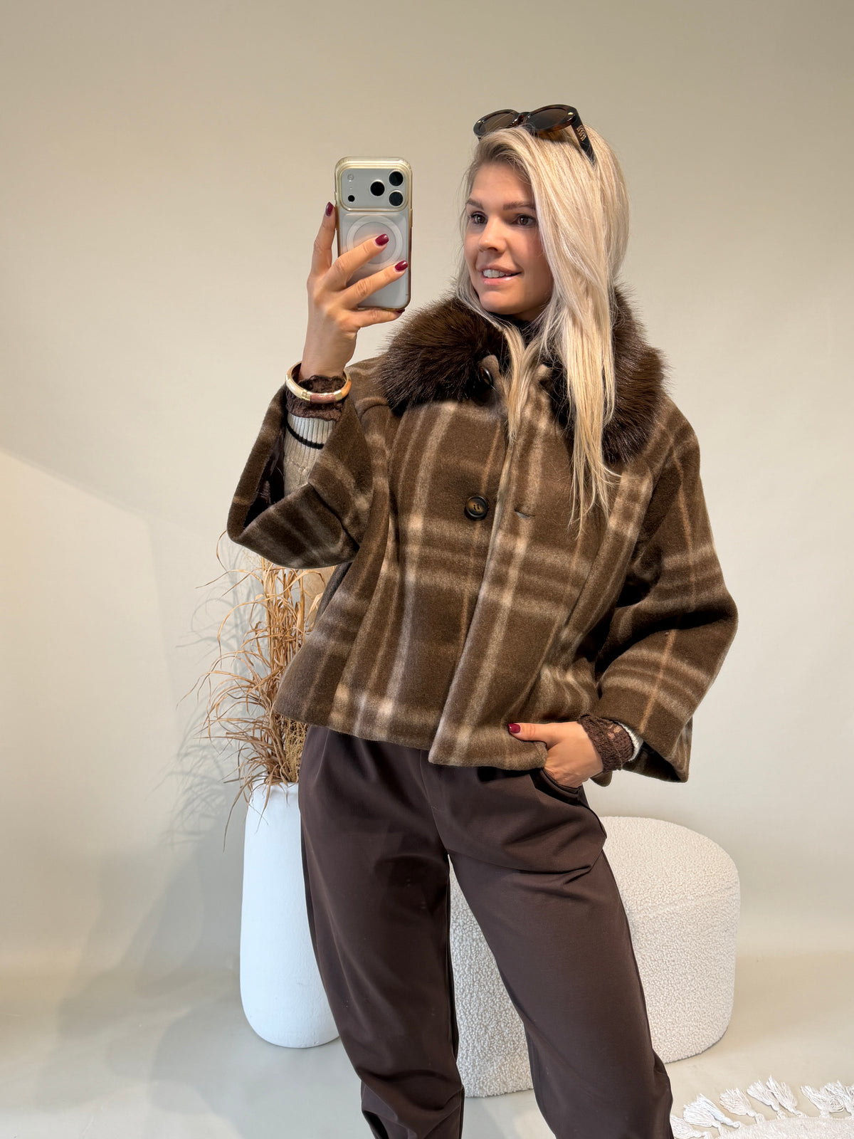 Jacke in Schokobraun / Wollweiß kariert mit Kunstfellkragen