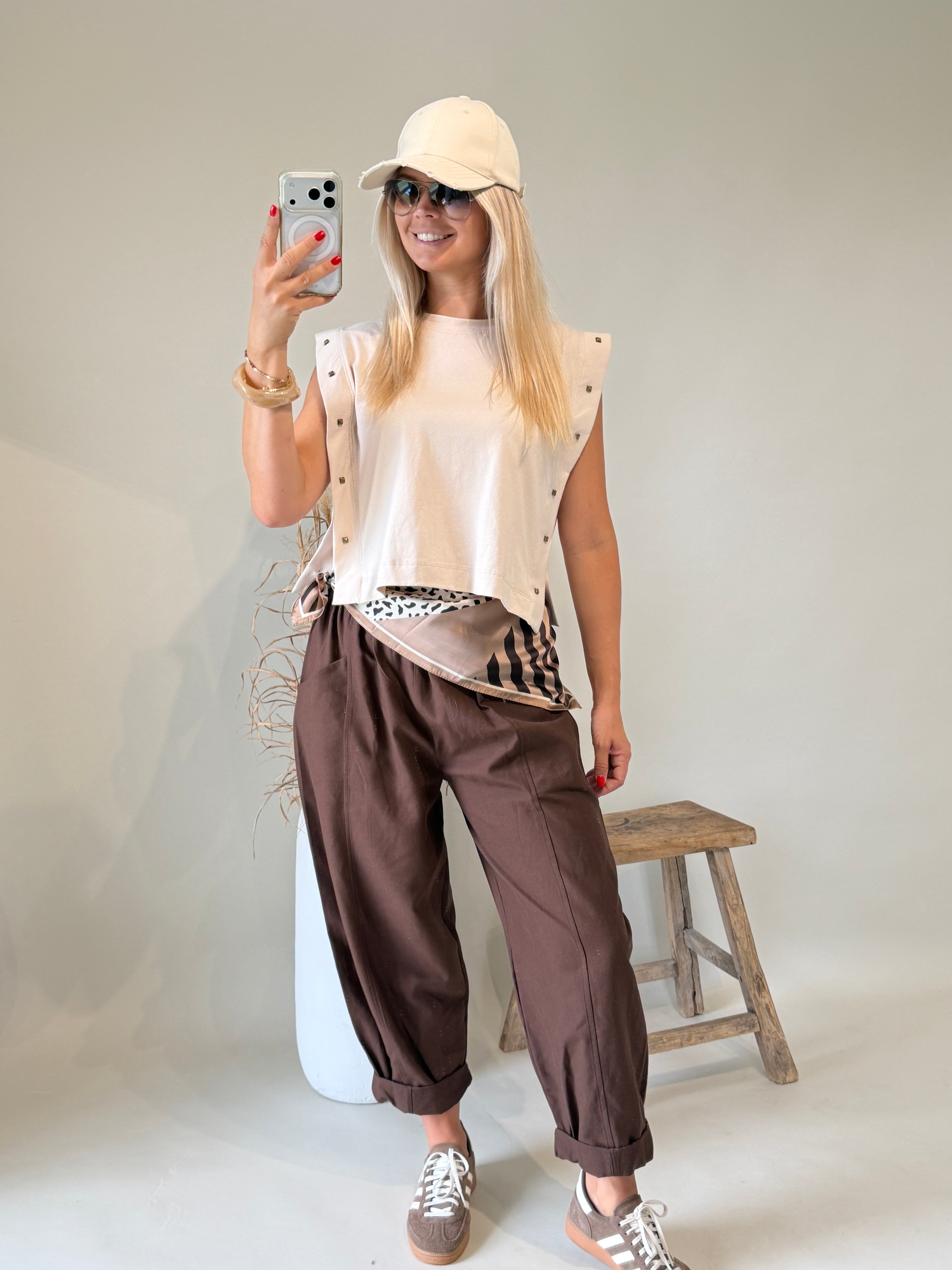 T - Shirt in Beige mit Nieten seitlich