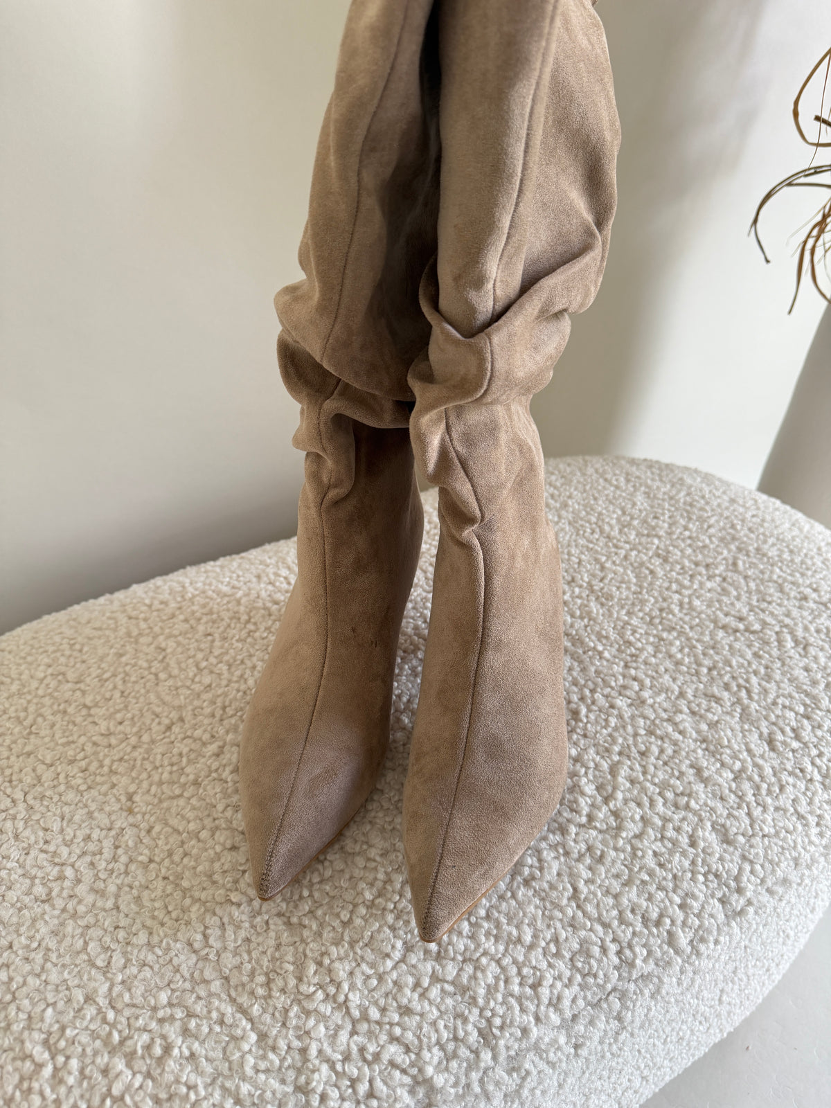 Stiefel in Sand mit Absatz