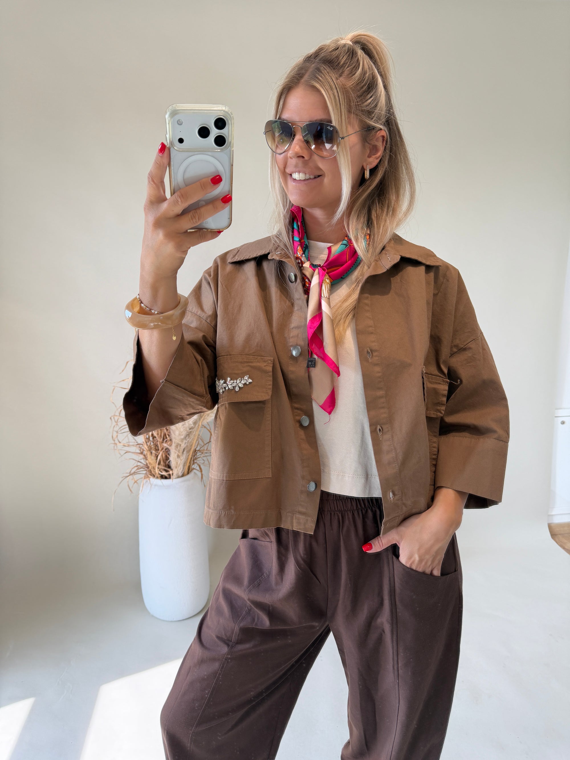 Jacke in Zimt mit großen Taschen vorne