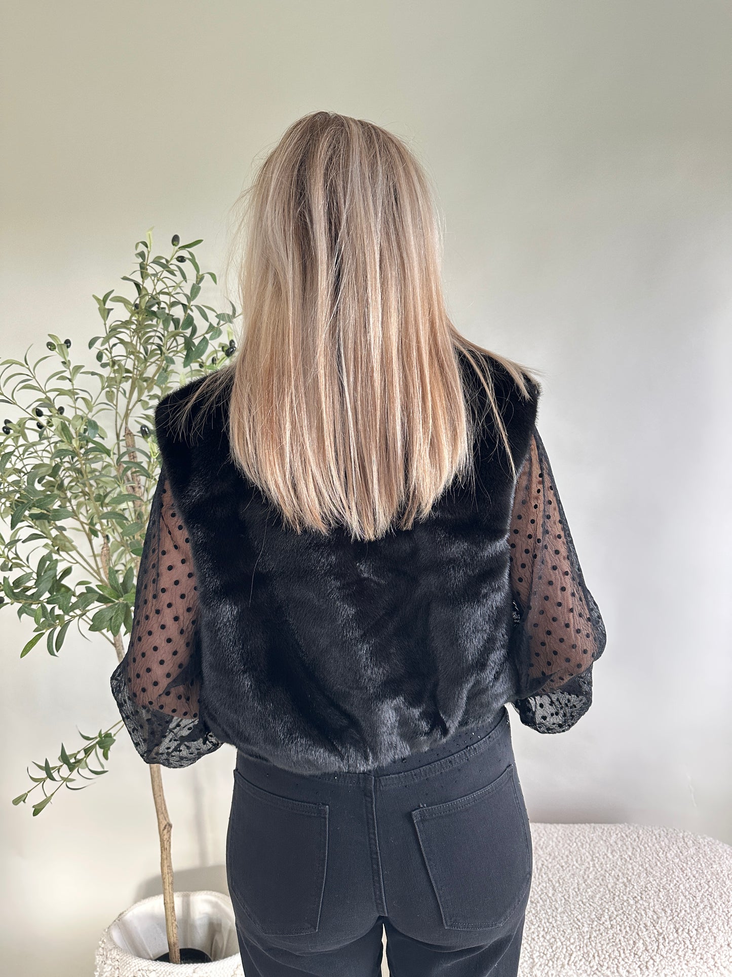 felljacke in schwarz mit glitzersteinen an den taschen vorne (ärmellos)