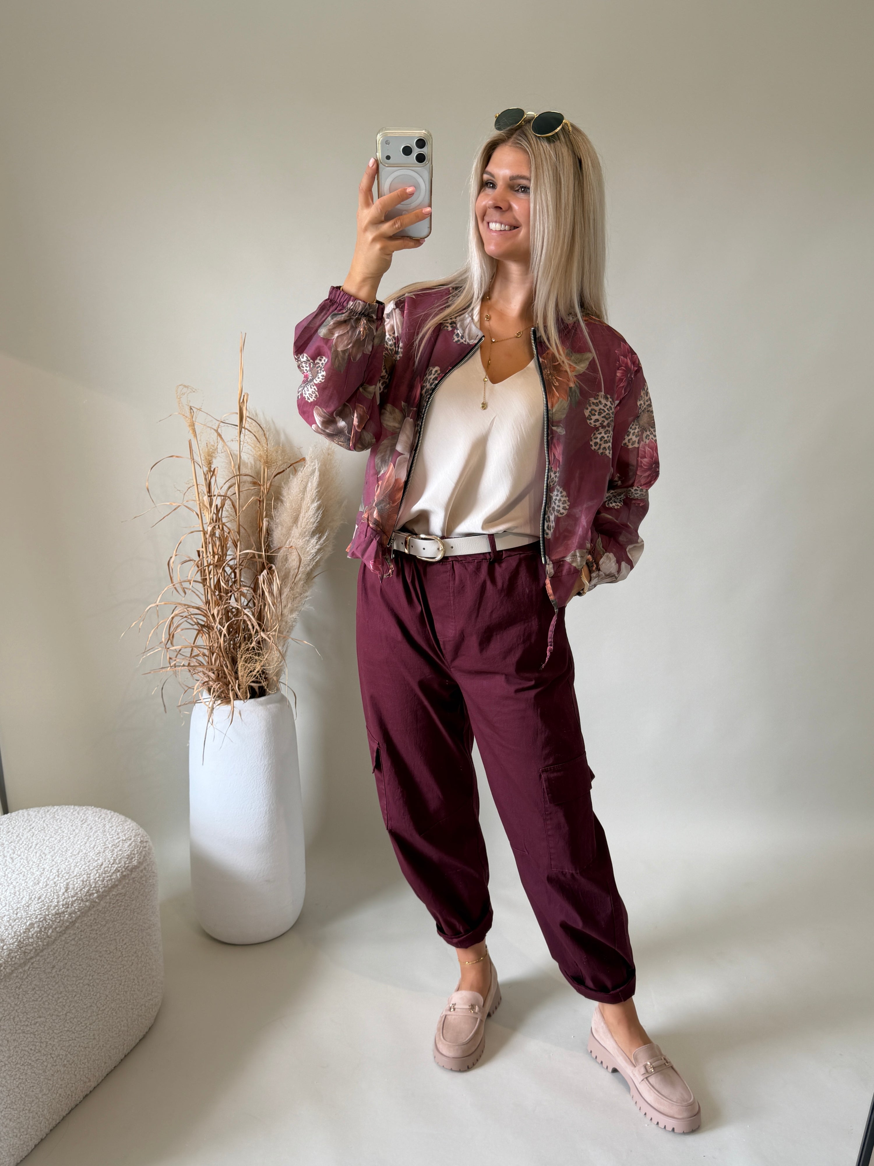 Jacke in Bodeaux mit Muster ( Leoblumen )