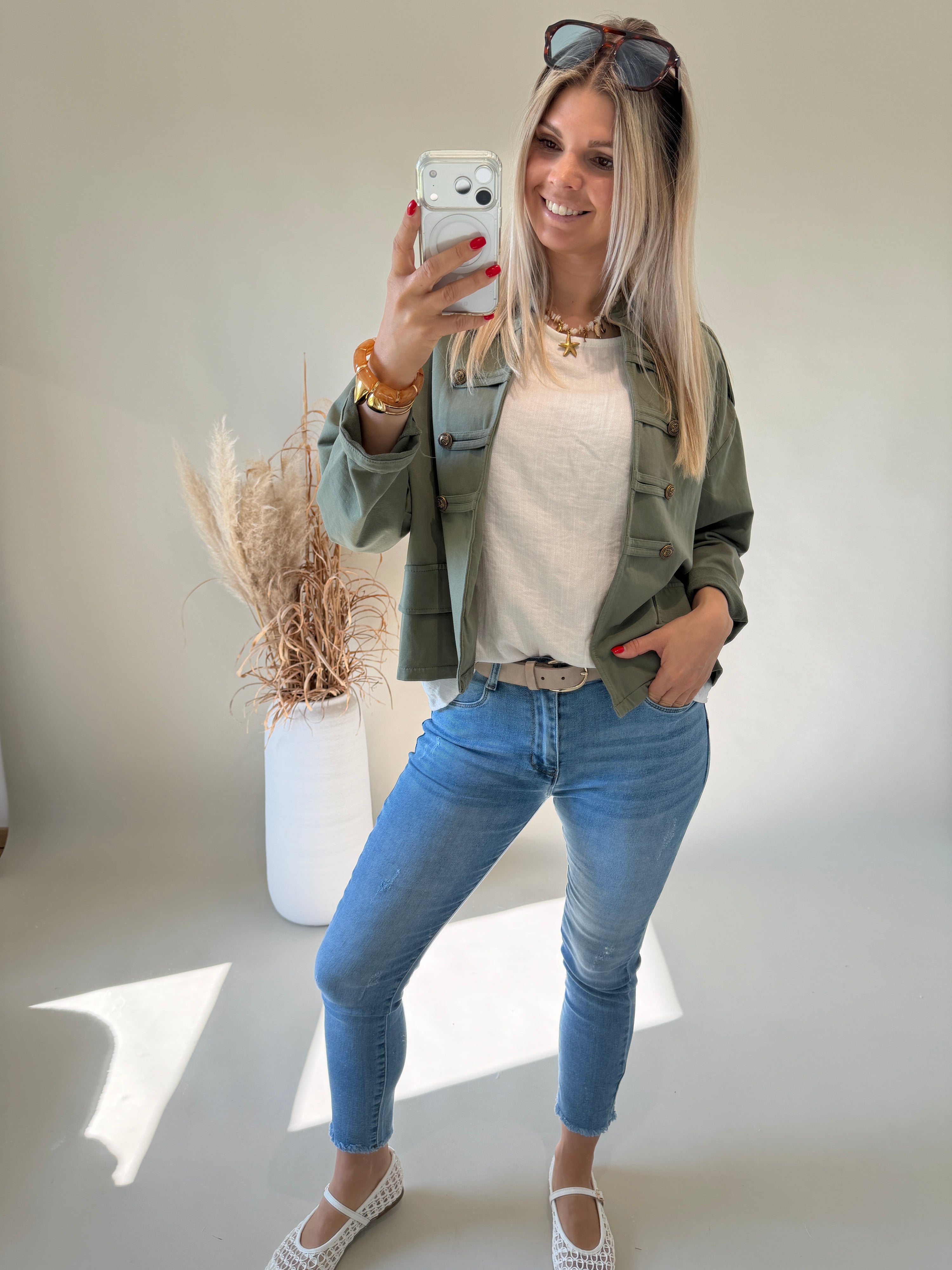 Bluse in Weiß  ( Kurzarm ) und am Rücken mit Schleife