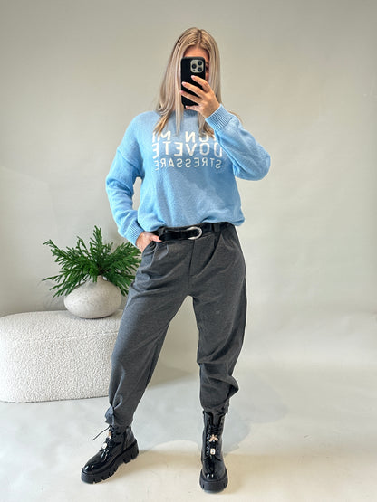Pullover in Hellblau mit Wollweißer Aufschrift ( NON MI DOVETE )