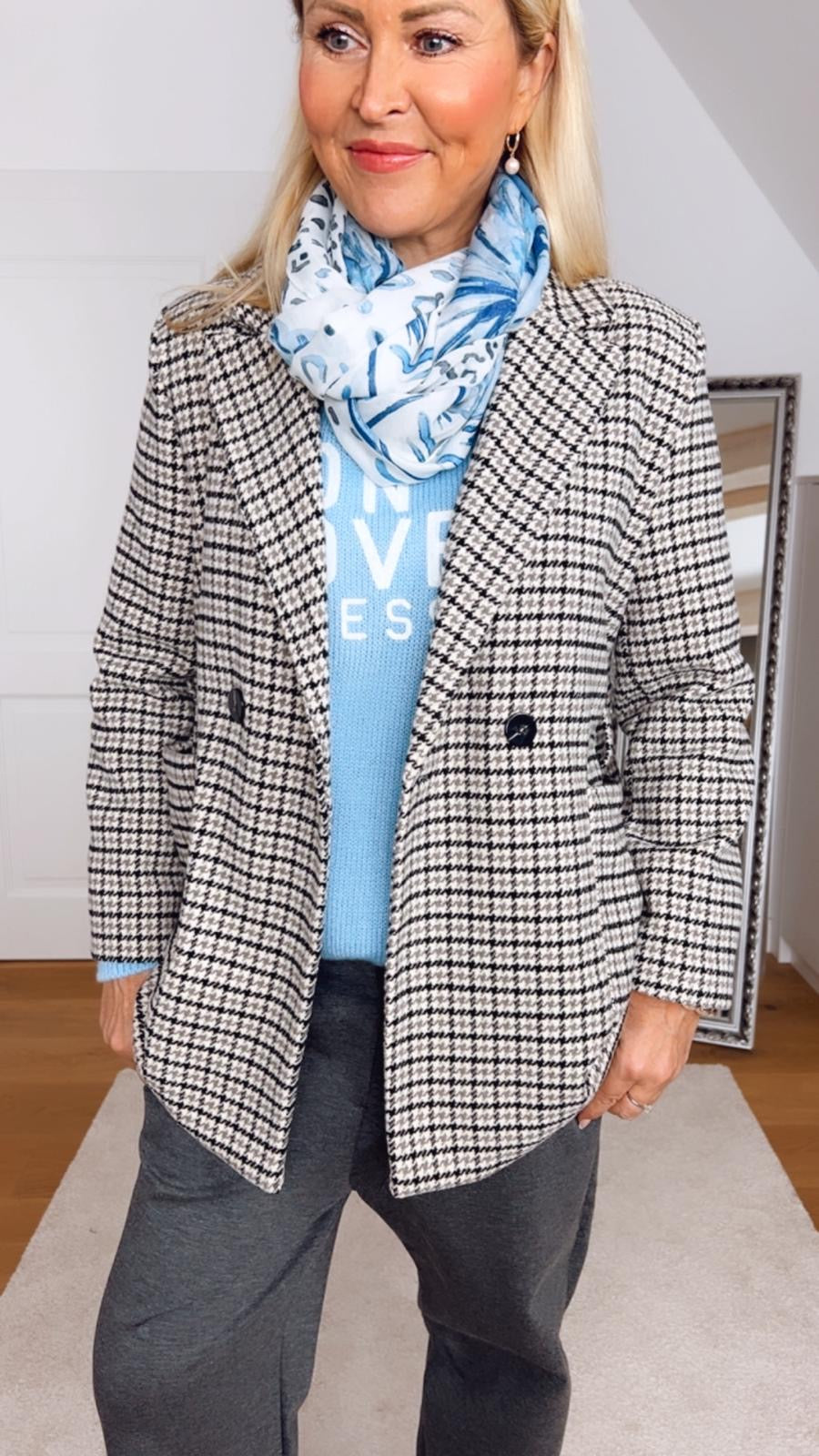 schal in blau mit leomuster