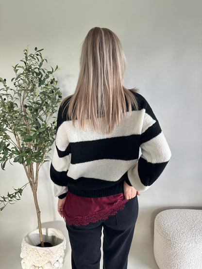 Pullover in Schwarz/Wollweiß gestreift mit Aufschrift in Bordeaux