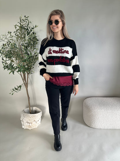 Pullover in Schwarz/Wollweiß gestreift mit Aufschrift in Bordeaux
