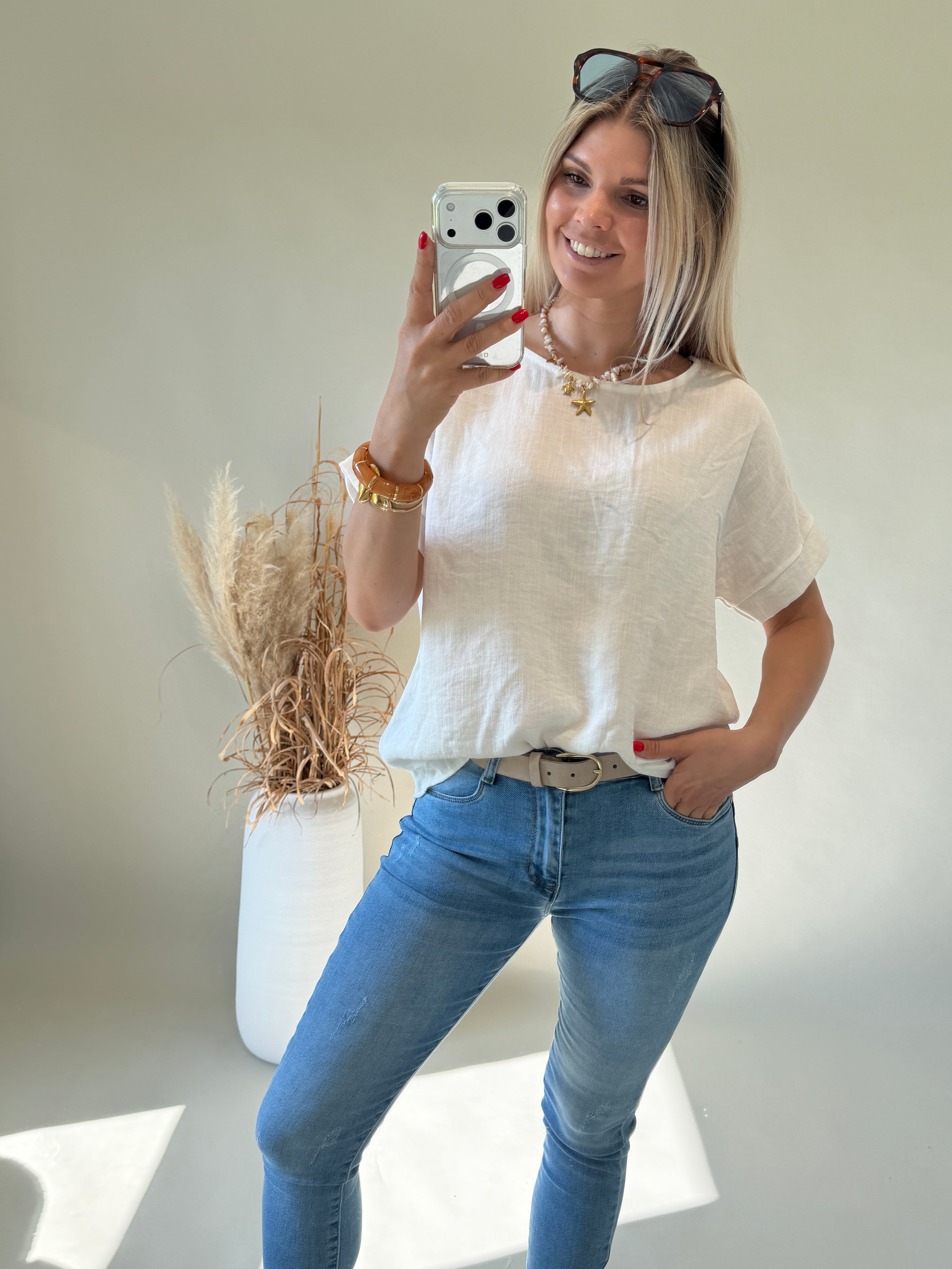 Bluse in Weiß  ( Kurzarm ) und am Rücken mit Schleife