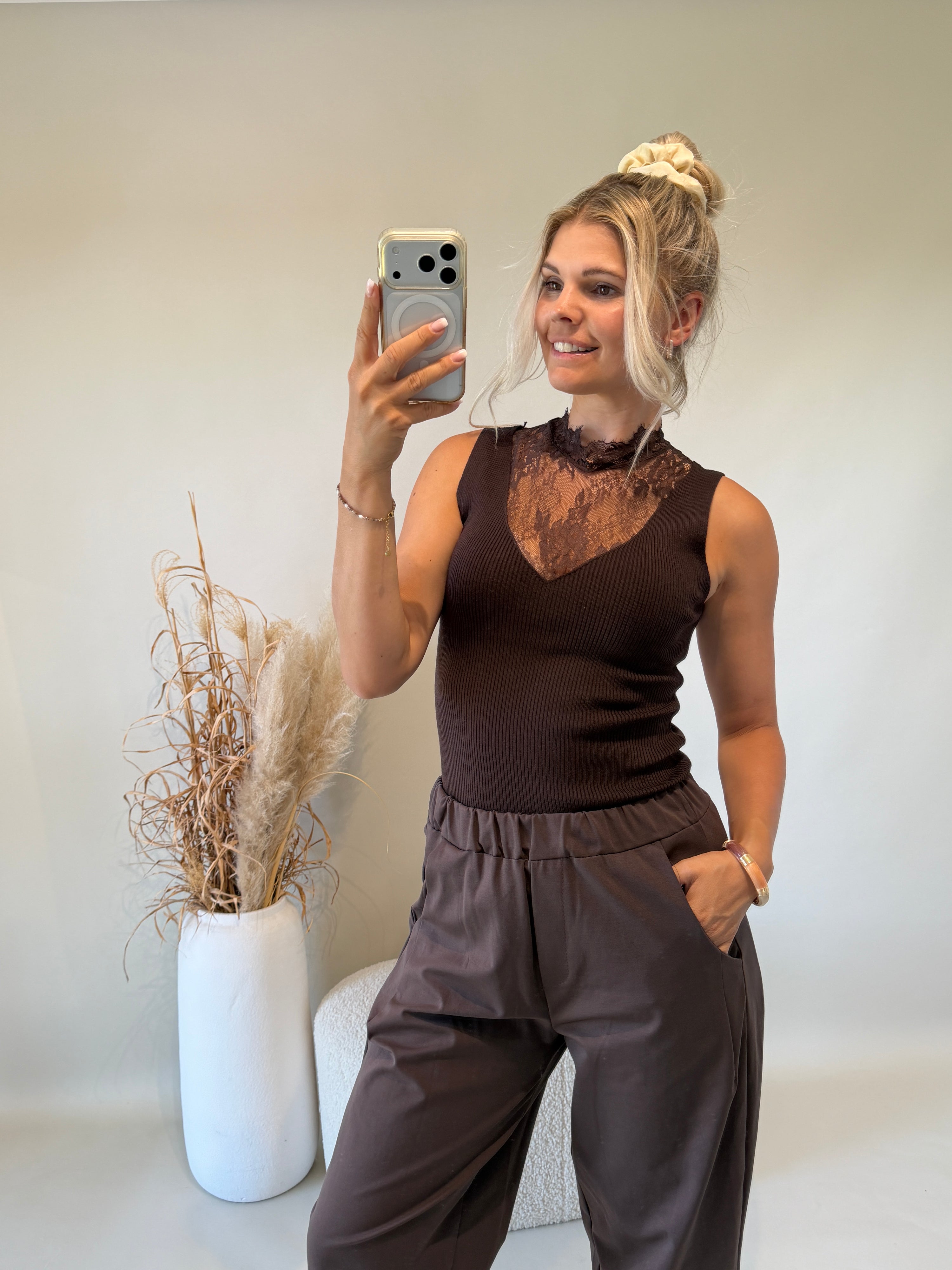 Shirt in Schokobraun mit Spitze am Ausschnitt ( Feinstrick )