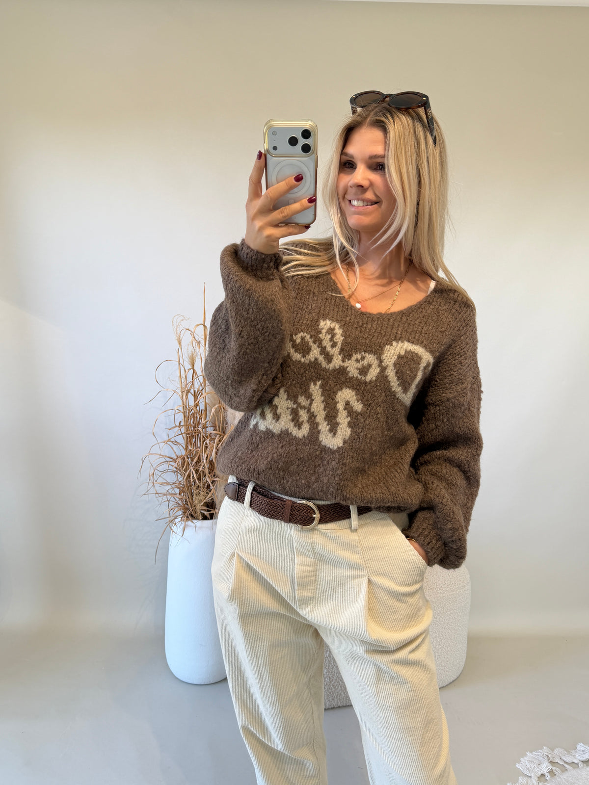 Pullover in Nussbraun mit Aufdruck und V - Ausschnitt