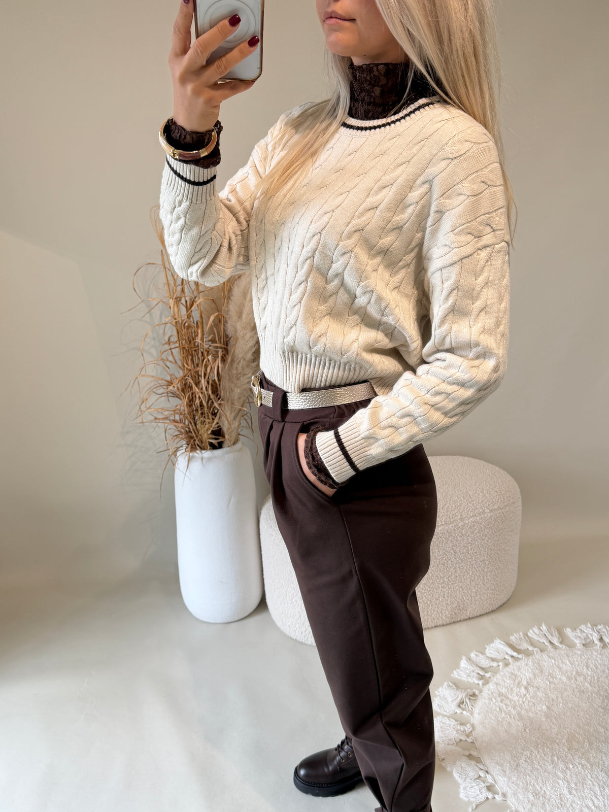 Pullover in Sand mit  feinen Zopfmuster
