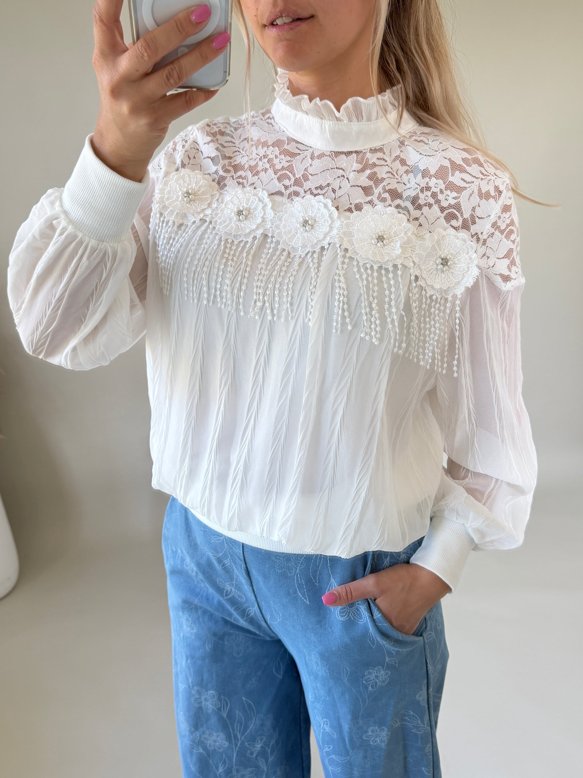 Bluse in Weiß mit Stehkragen und Spitze