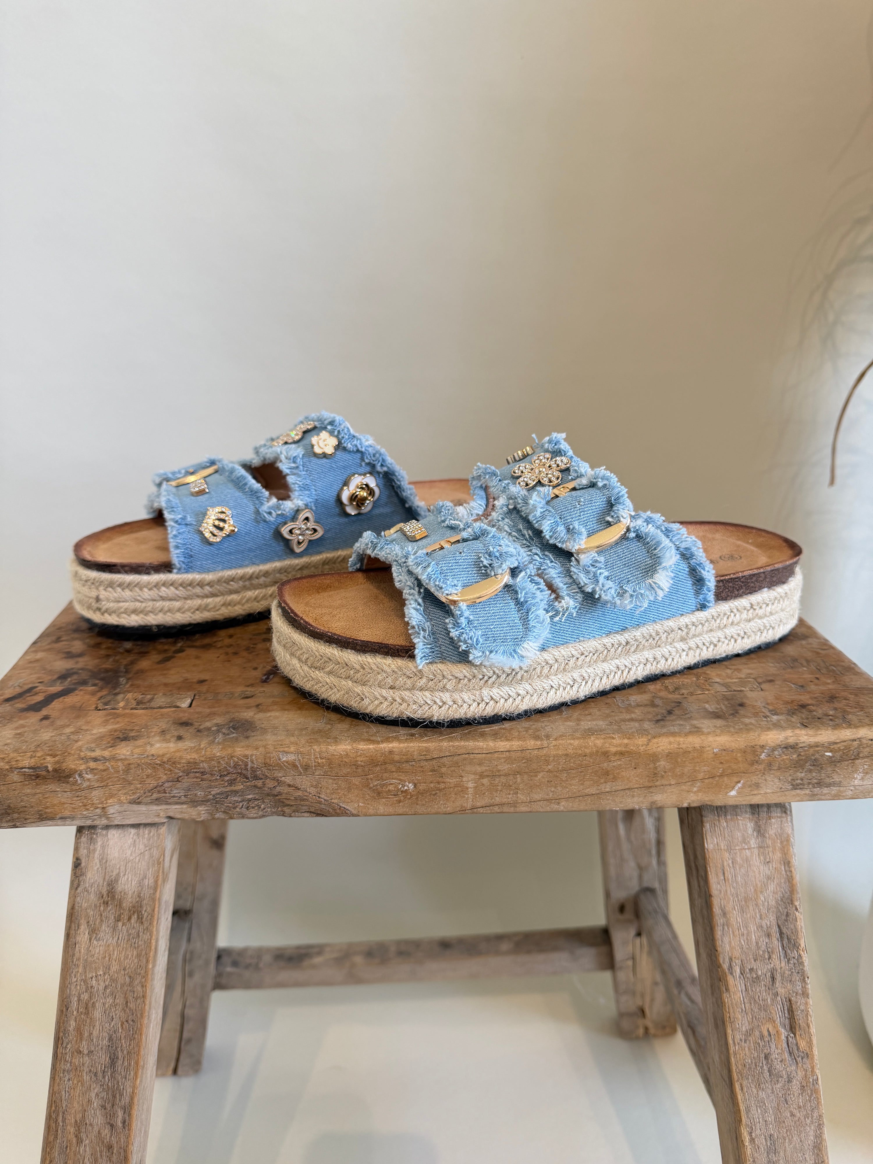 Pantolette in Jeansblau mit Applikationen