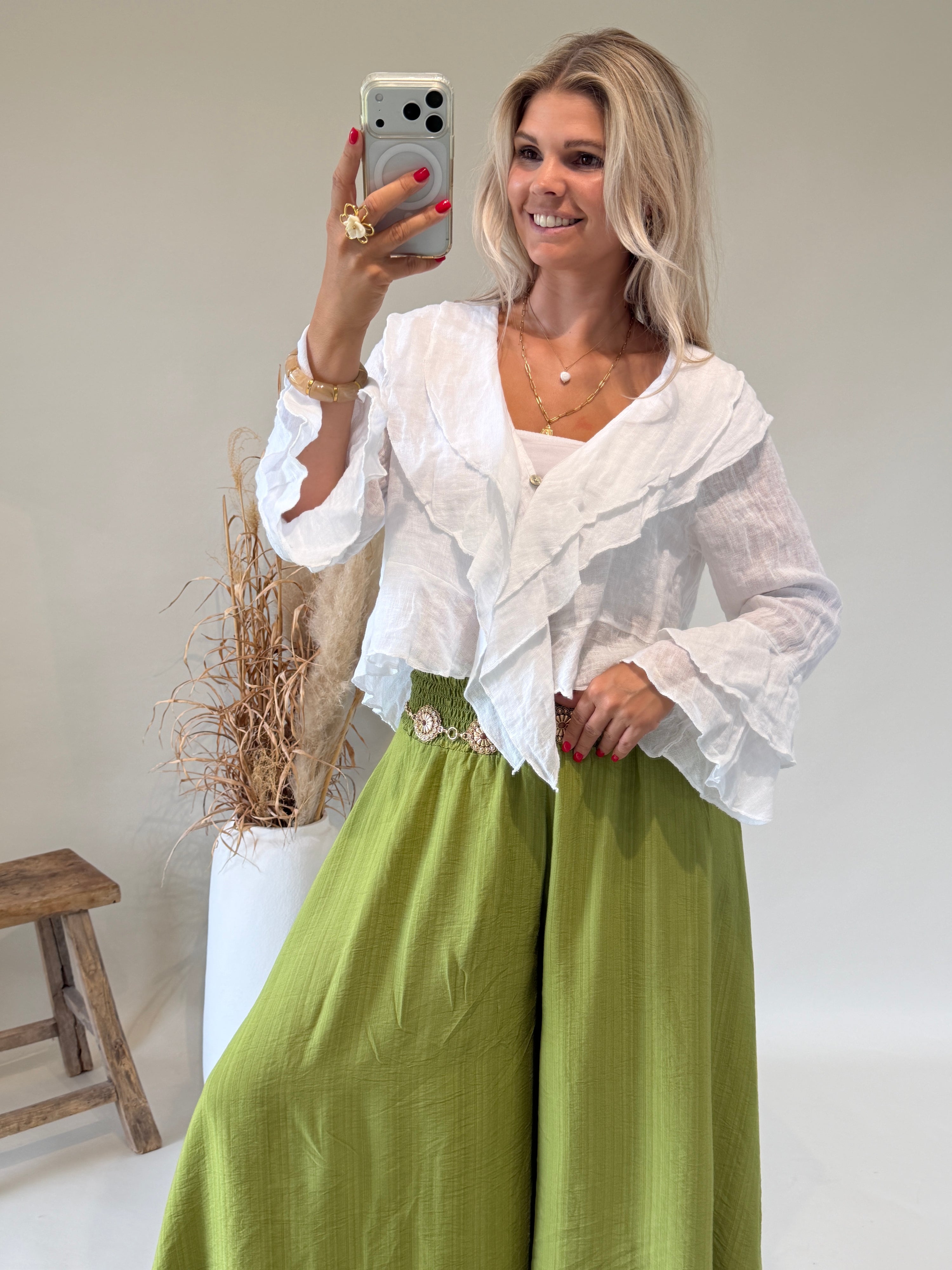 Bluse in Weiß mit Rüschen vorne und am Arm