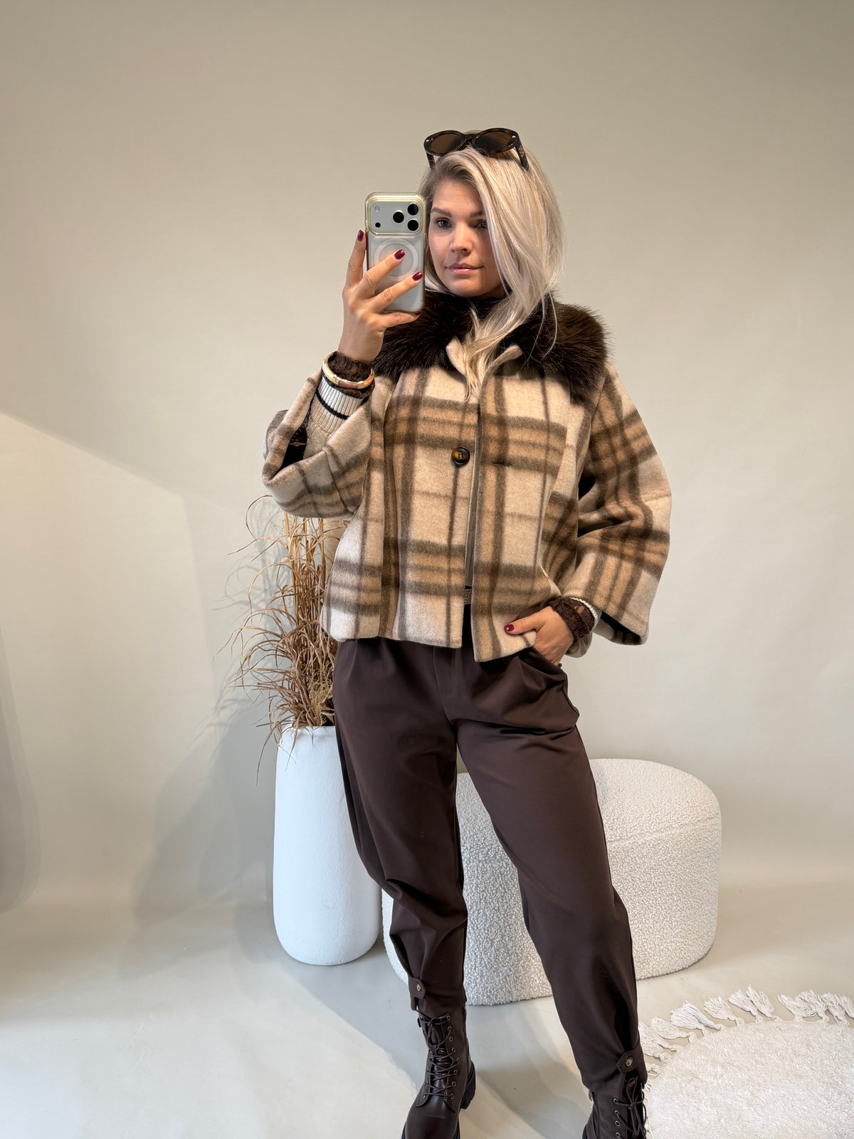 Jacke in Wollweiß / Schokobraun kariert mit Kunstfellkragen