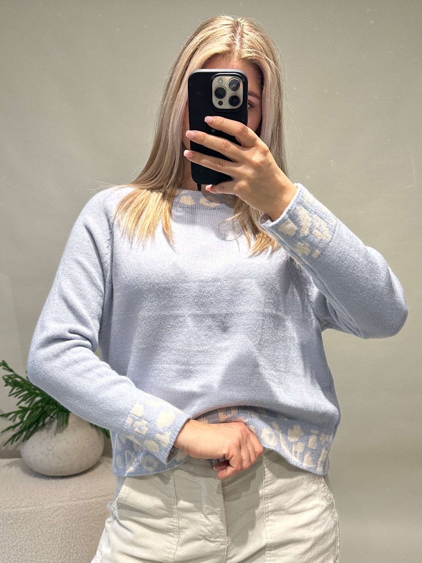 pullover in hellblau mit leomuster an bund und kragen