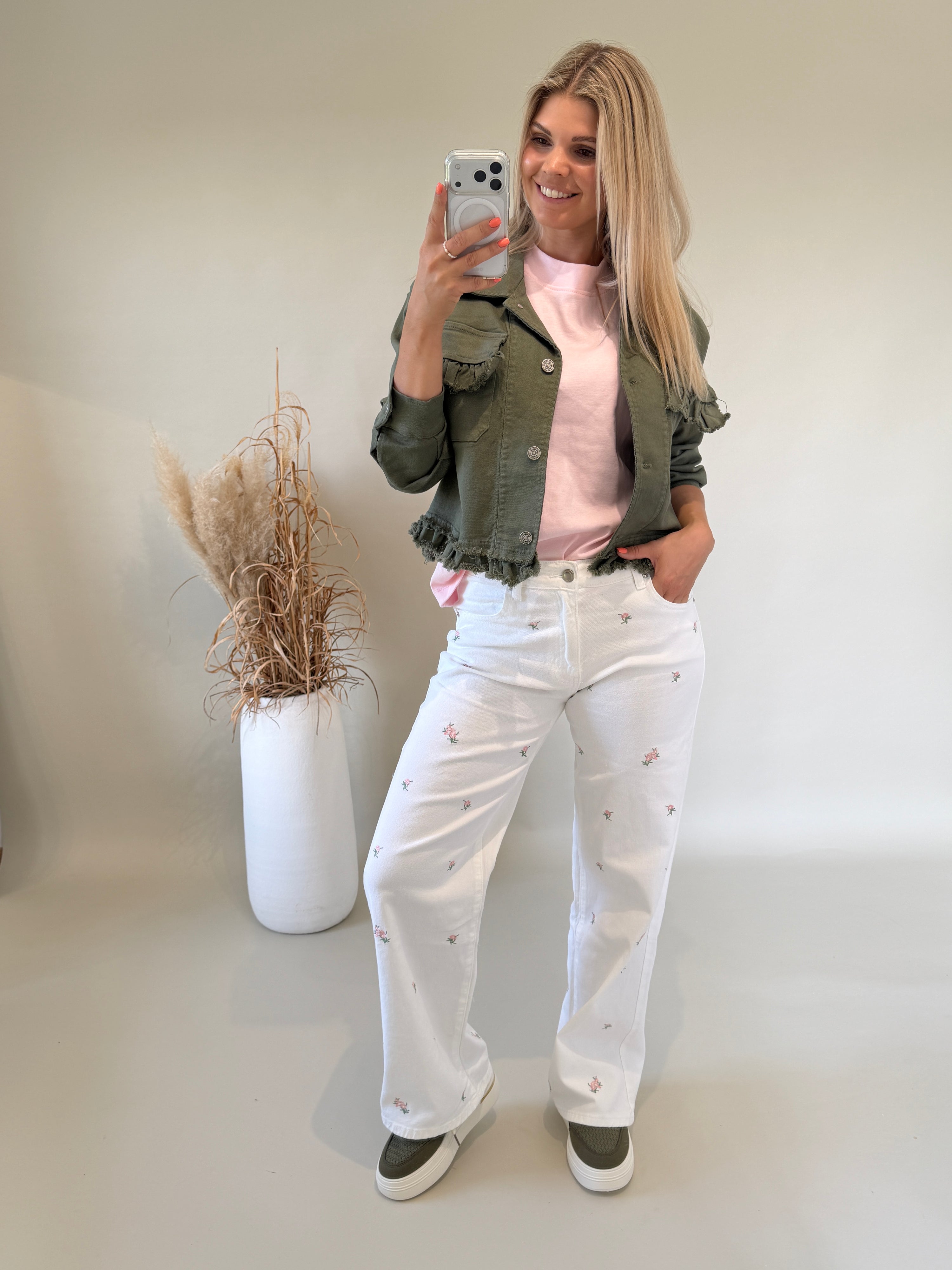 Jeans in Wollweiß mit Blumen