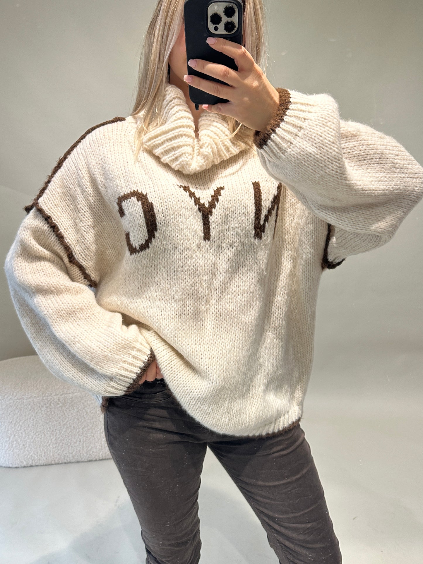pullover in sand mit schokobrauner aufschrift (nyc) und weitem rollkragen