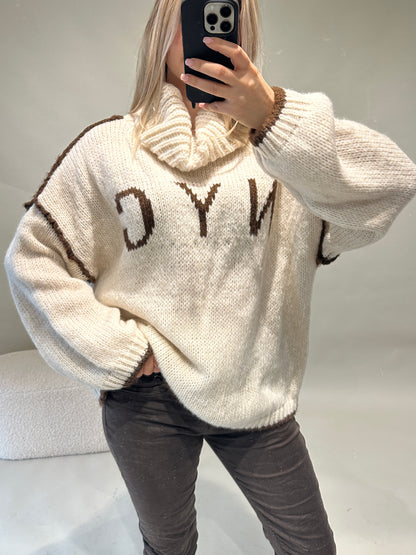 Pullover in Sand mit Schokobrauner Aufschrift (NYC) und weitem Rollkragen