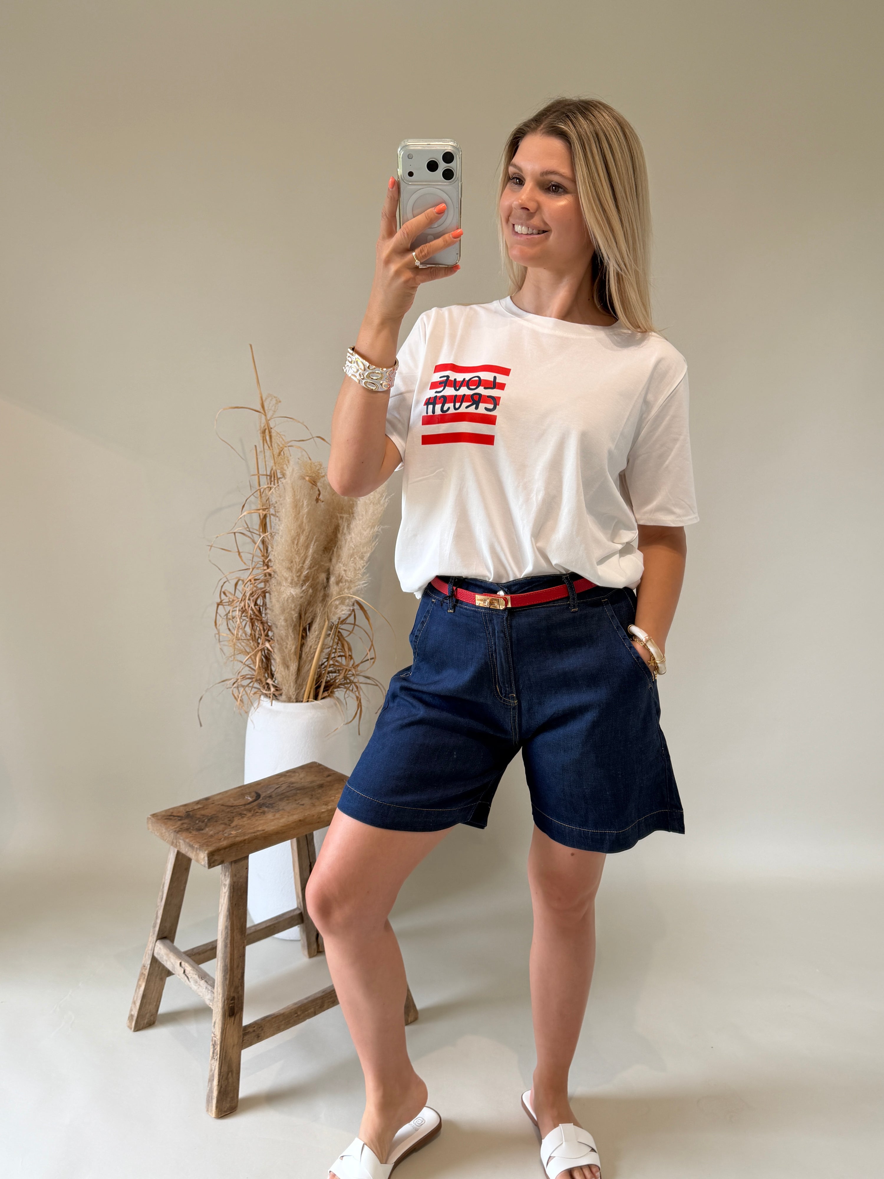 T - Shirt in Weiß mit Aufdruck in Dunkelblau und Rot