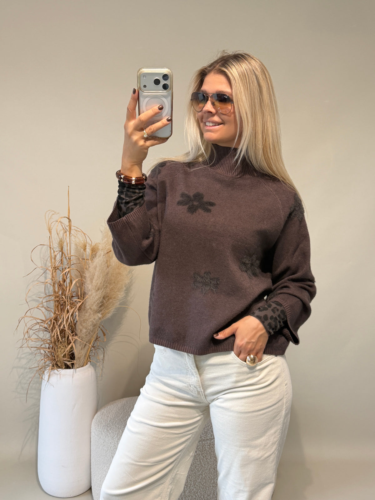 Pullover in Schokobraun mit dezenten Blumenmuster