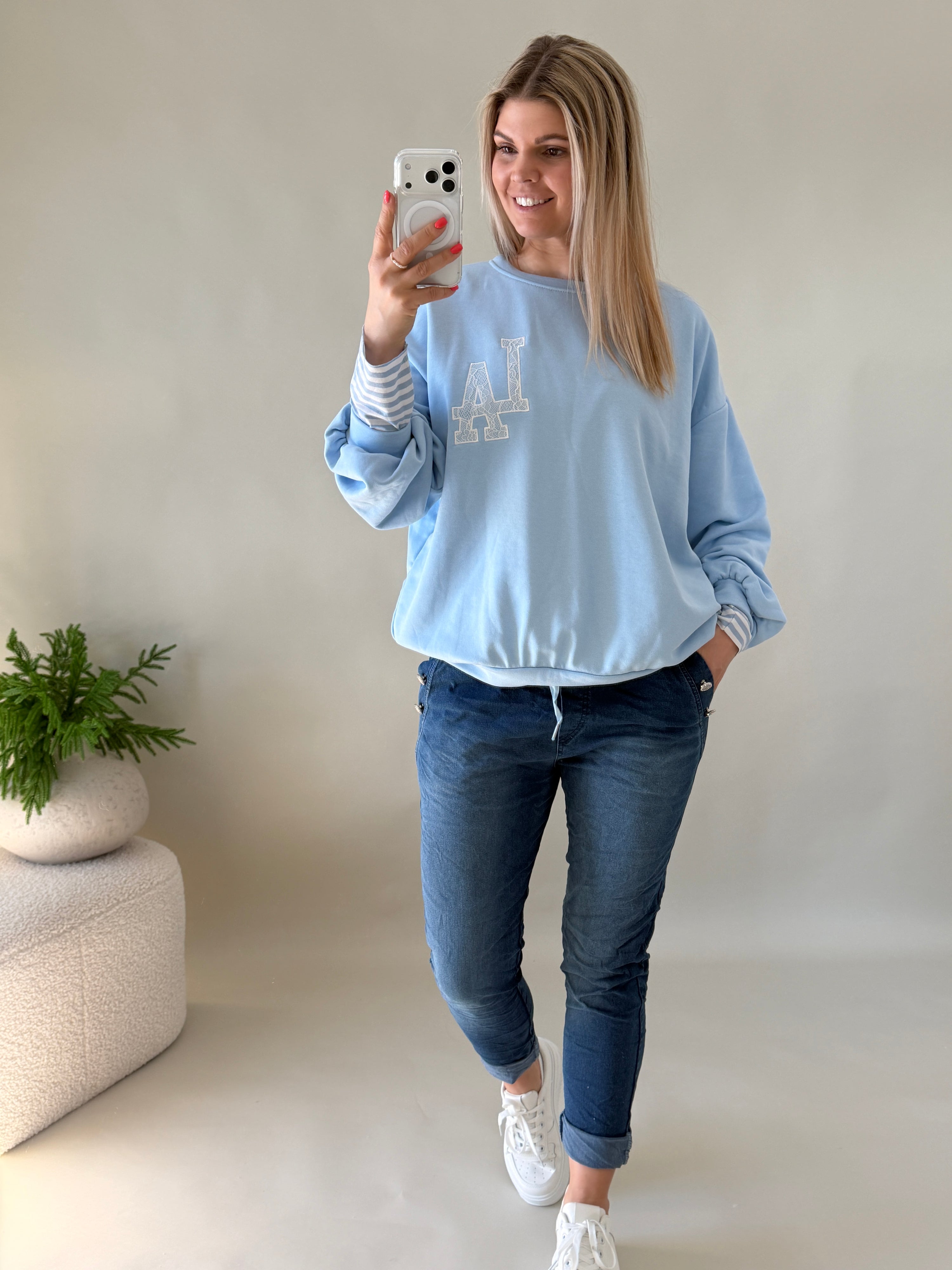 Jeans-Jogger in Dunkelblau mit Knöpfen an den Taschen
