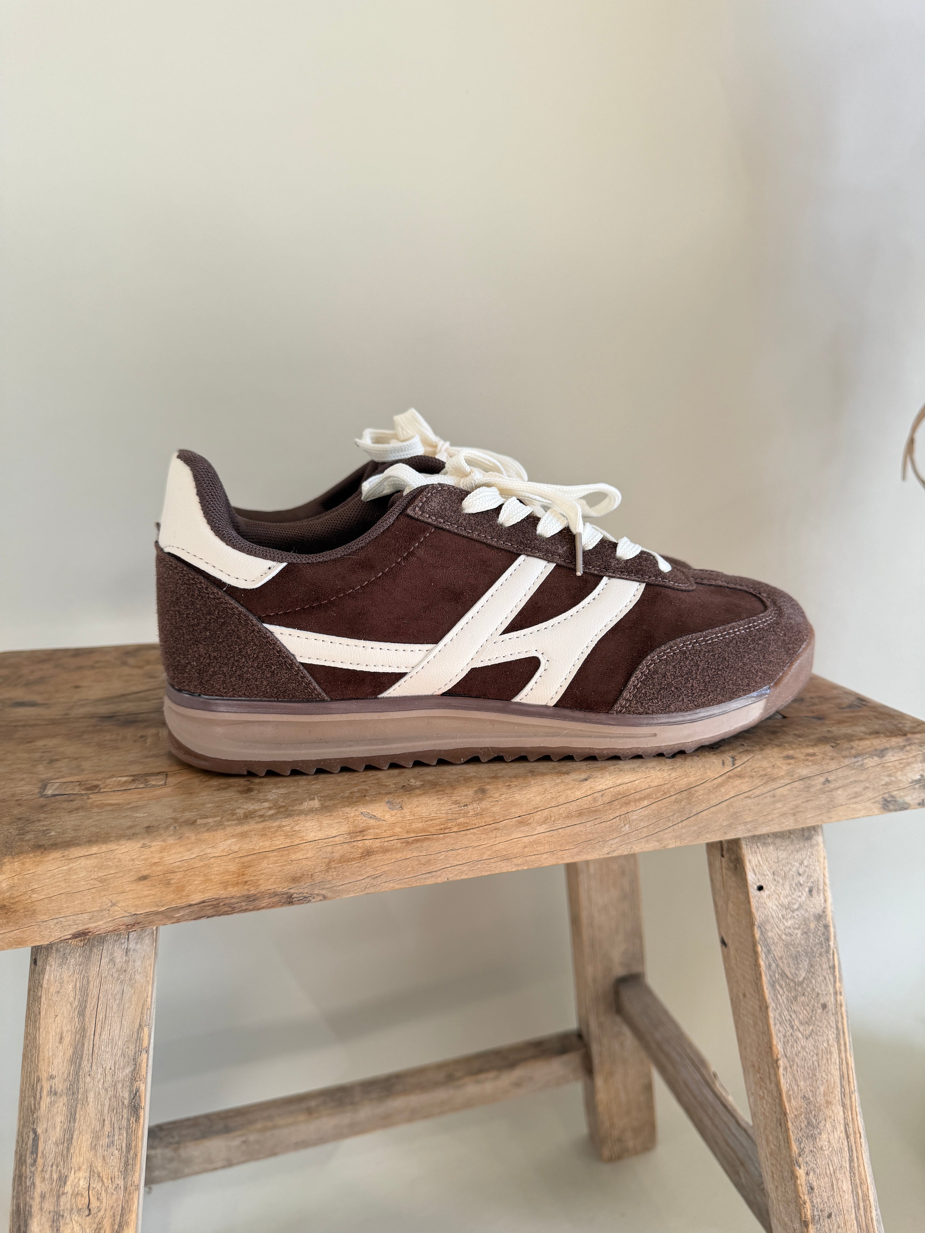 Sneaker in Schokobraun mit Wollweiß