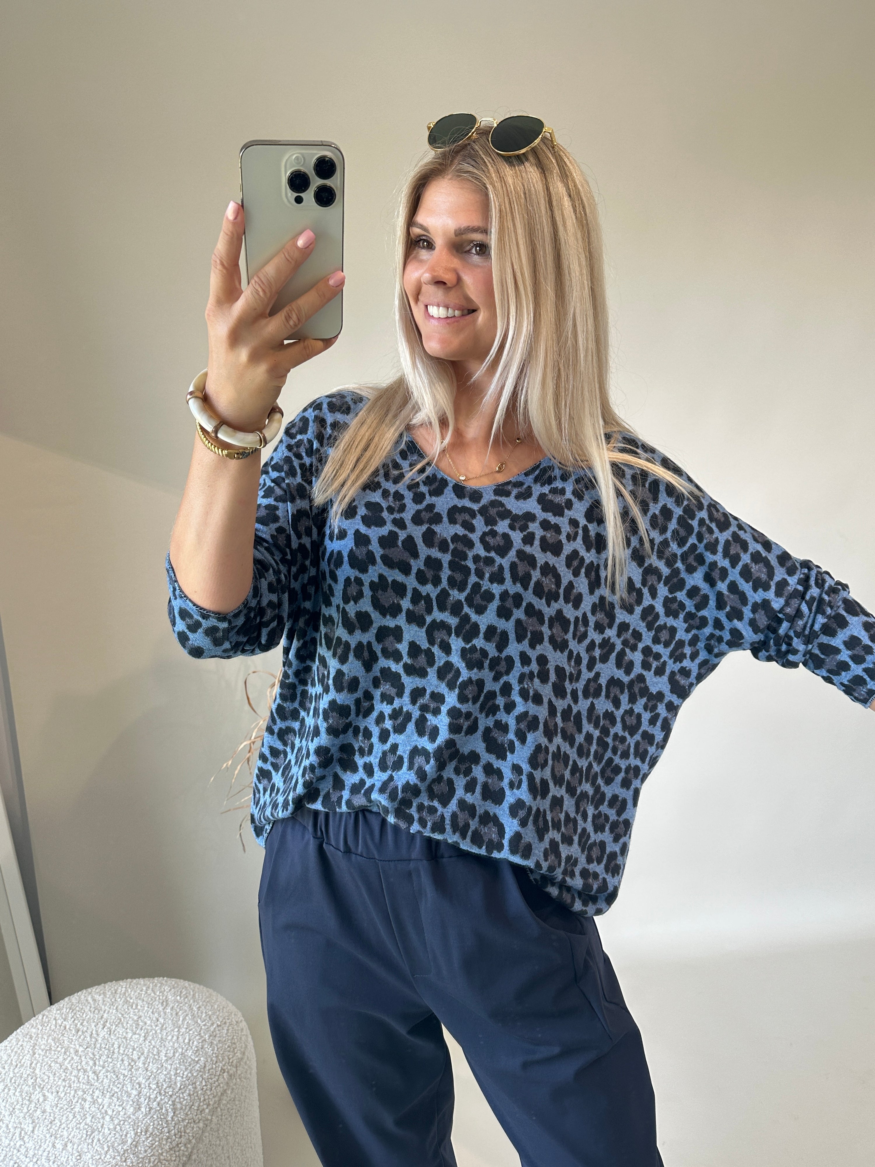 Shirt mit Leomuster Dunkelblau / Schwarz