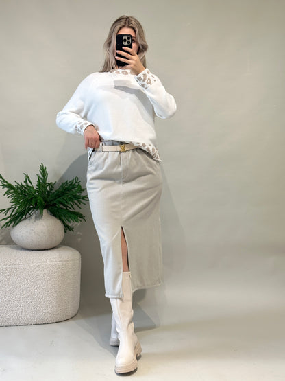 Rock in Sand mit Fischgrätenmuster