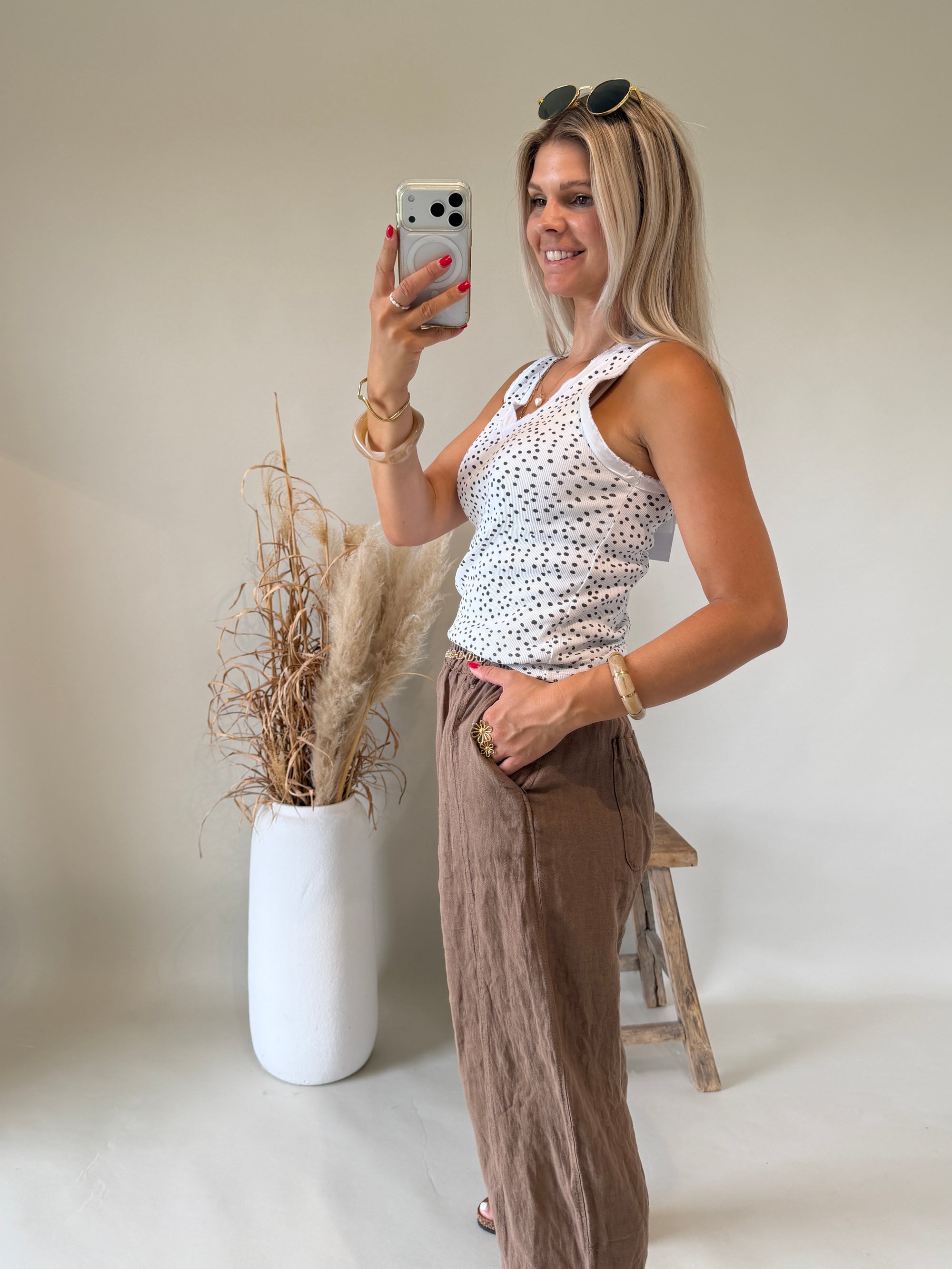 Top in Weiß mit Punkten in Schokobraun