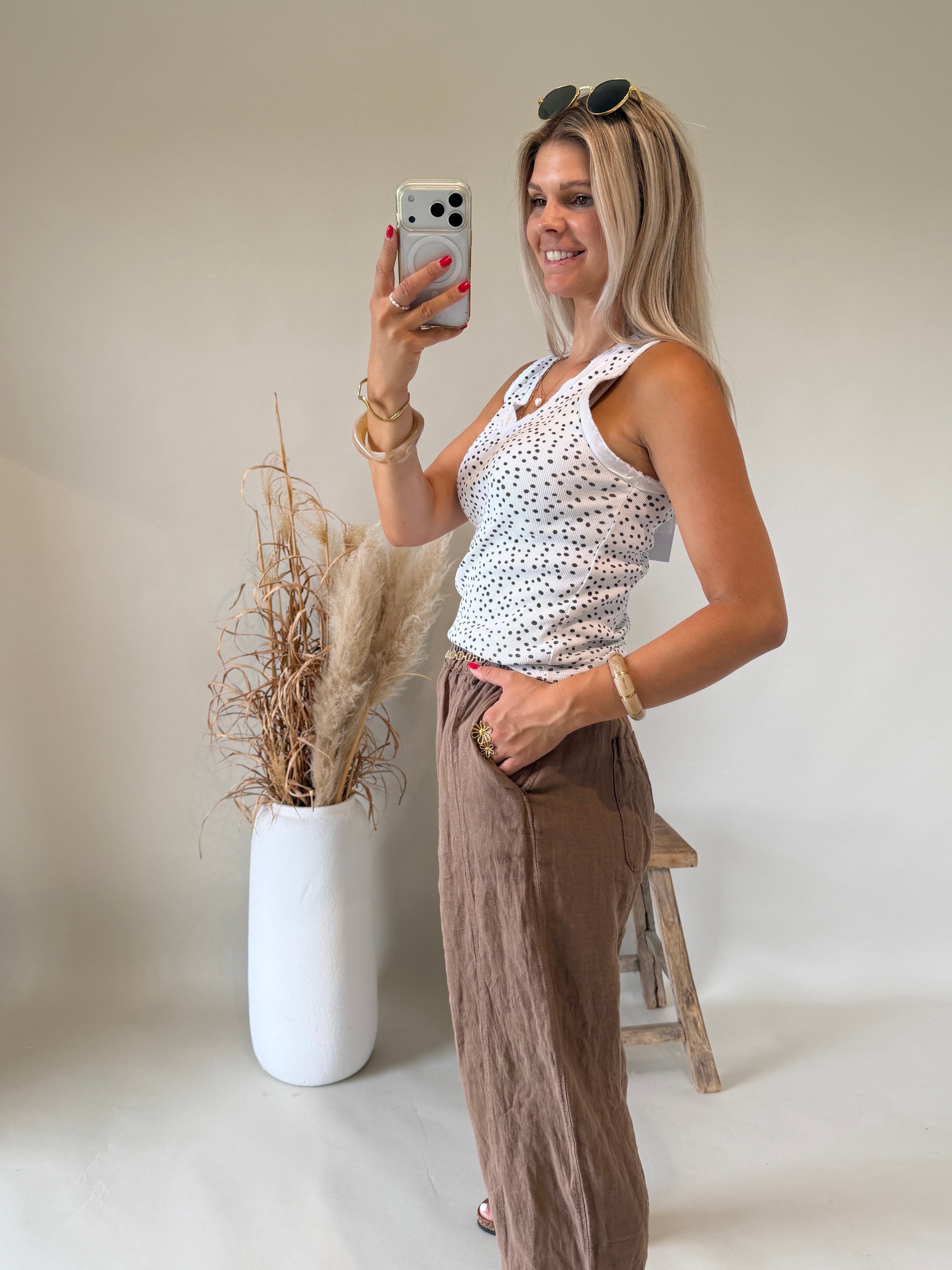 Top in Weiß mit Punkten in Schokobraun