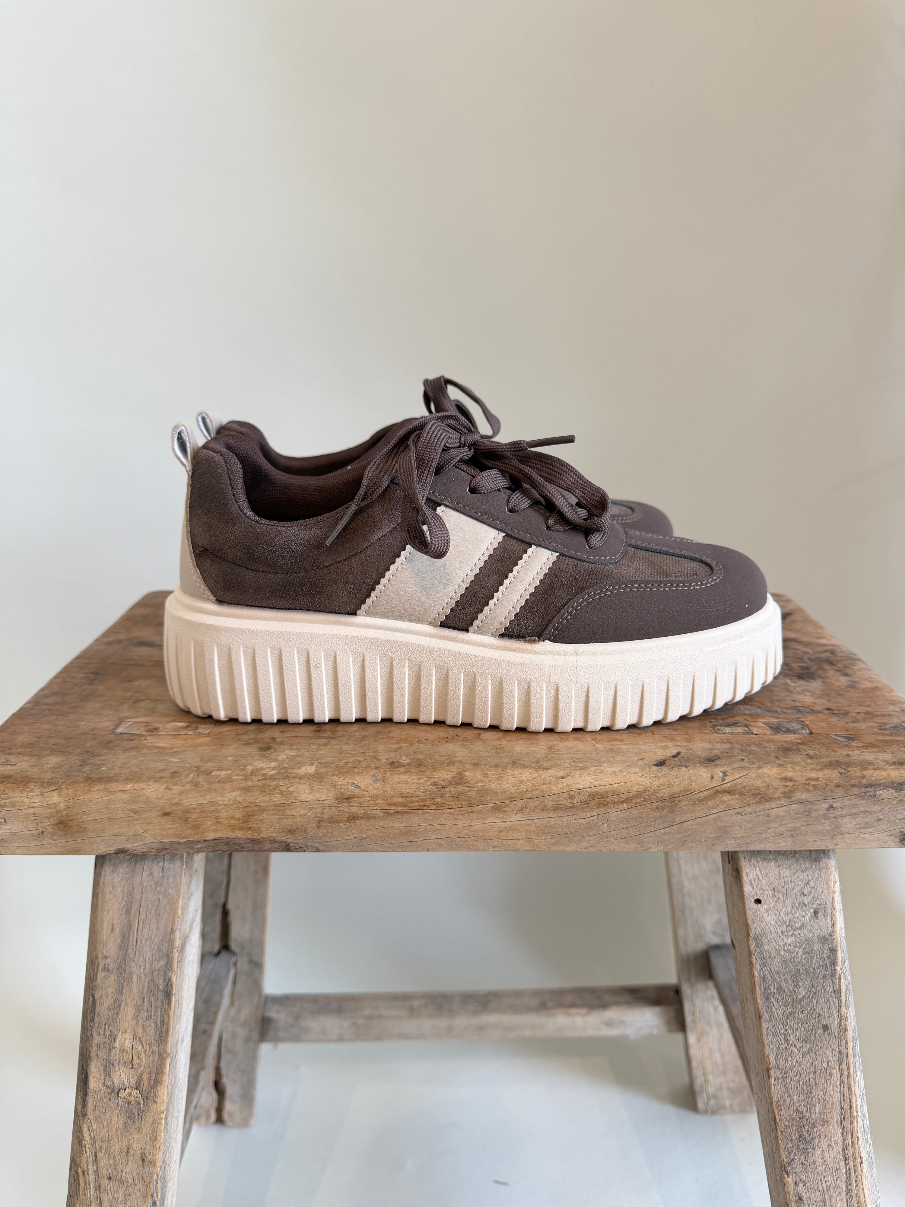 Sneaker in Schokobraun / Beige