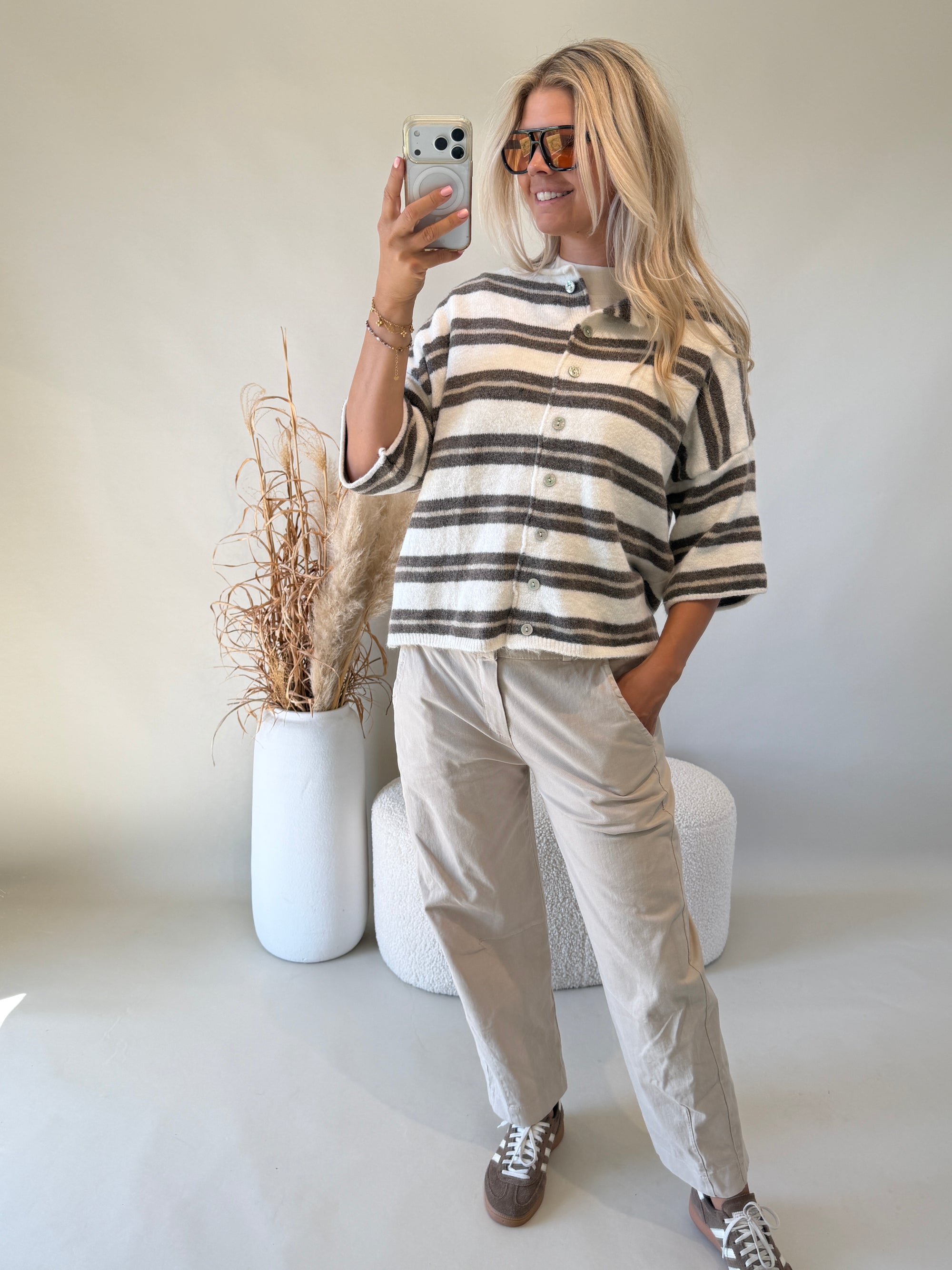 Strickjacke in Wollweiß / Braun gestreift ( Kurzarm )