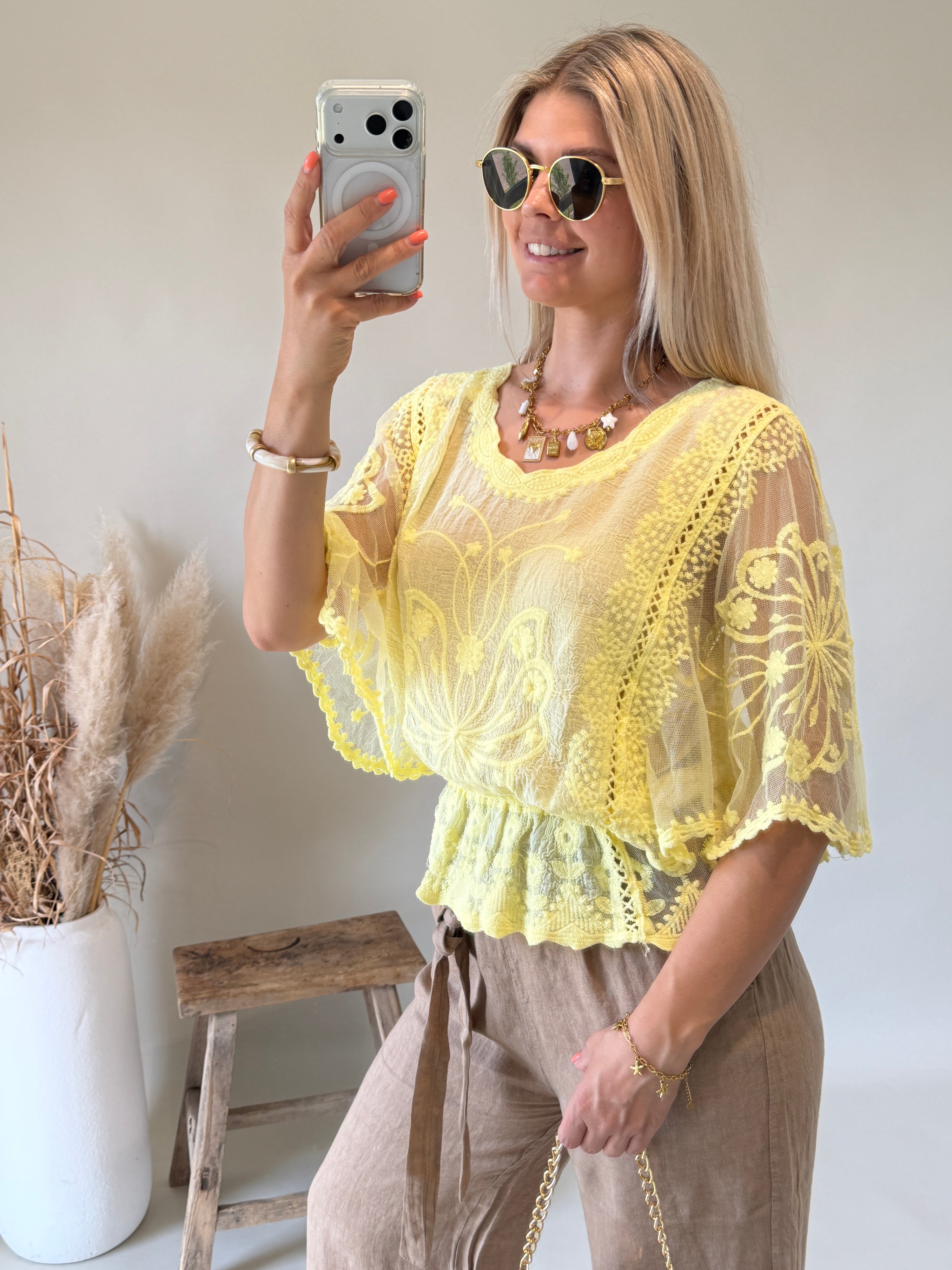 Bluse in Zitronengelb aus Spitze mit weitem Arm